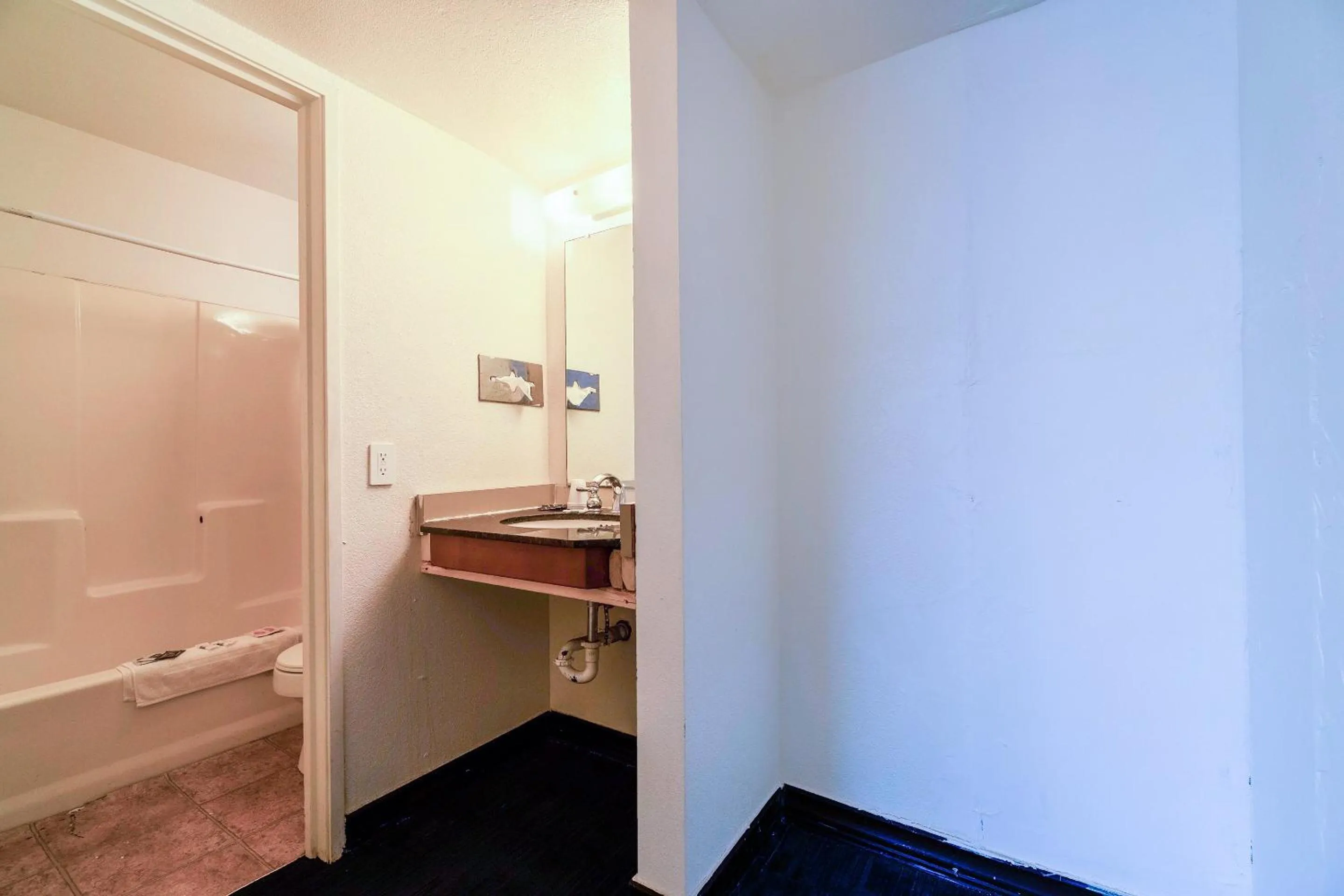 Bathroom in Castle Inn & Suites By OYO Chickasha