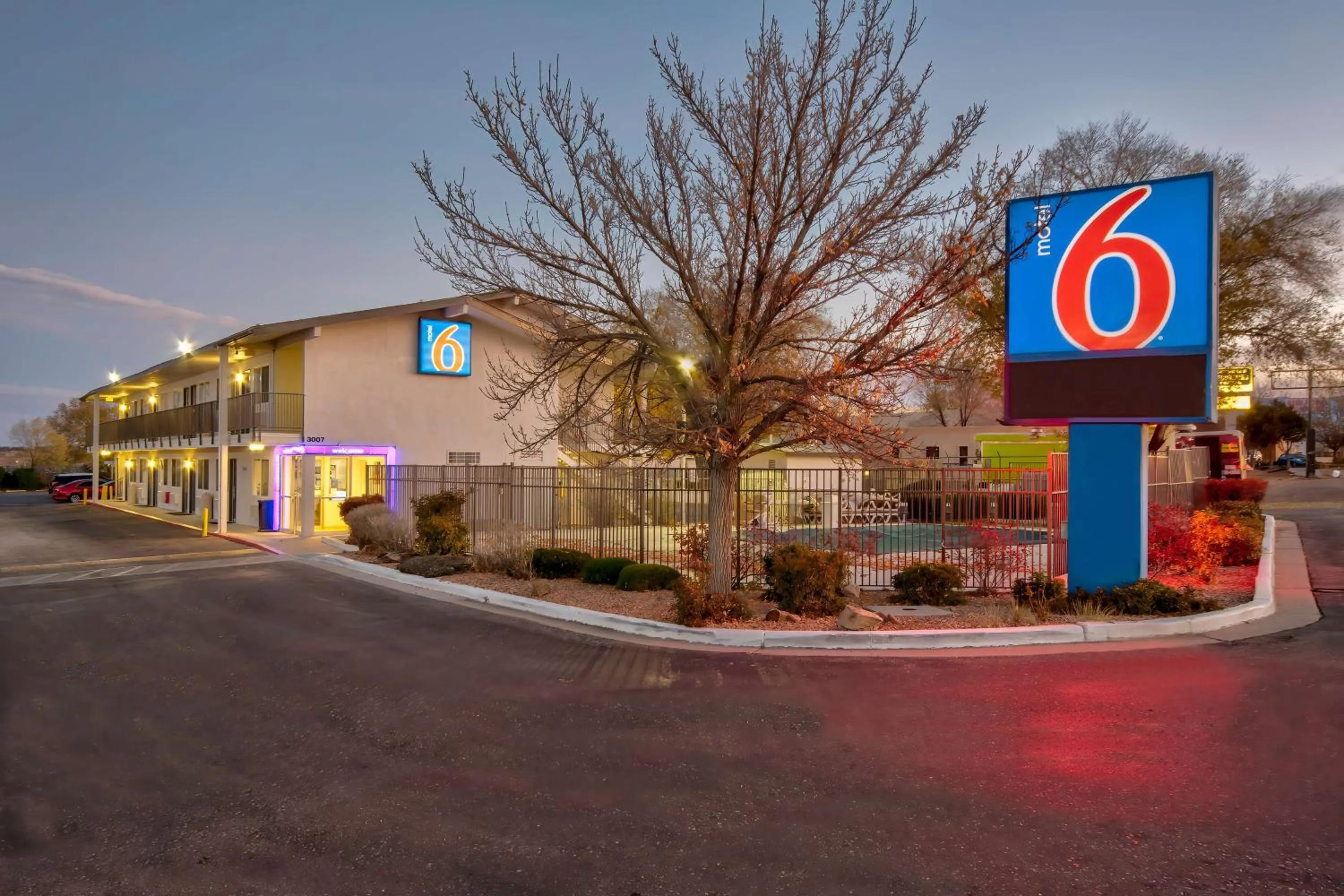 Property building in Motel 6 Santa Fe