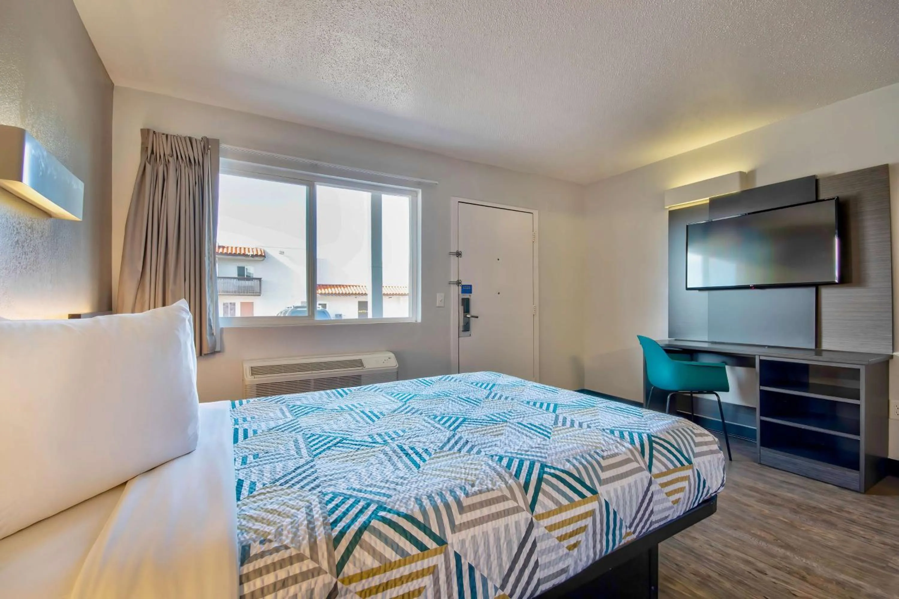 Bedroom, Bed in Motel 6 Santa Fe