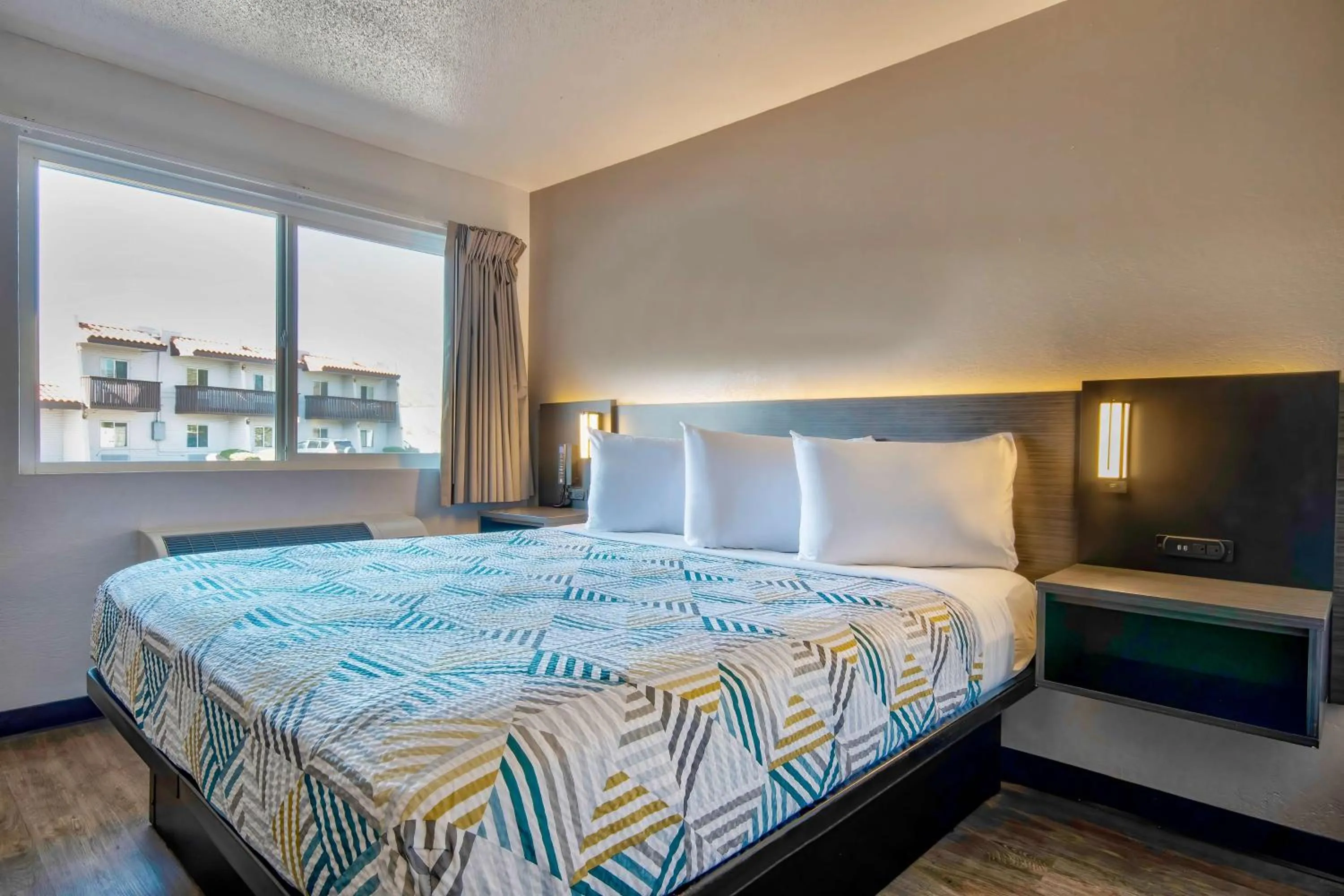 Bedroom, Bed in Motel 6 Santa Fe