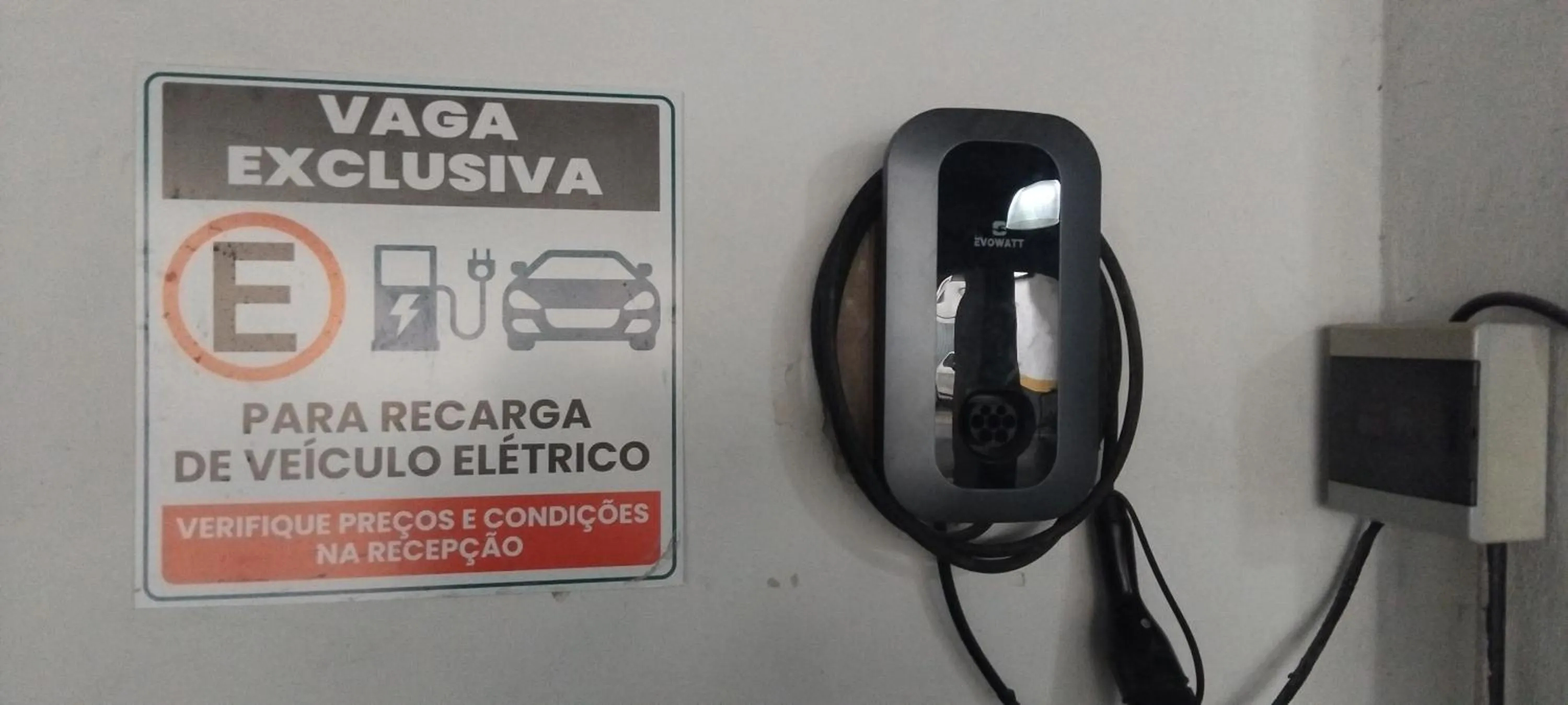 Text overlay in Hotel Estrela da Agua Fria