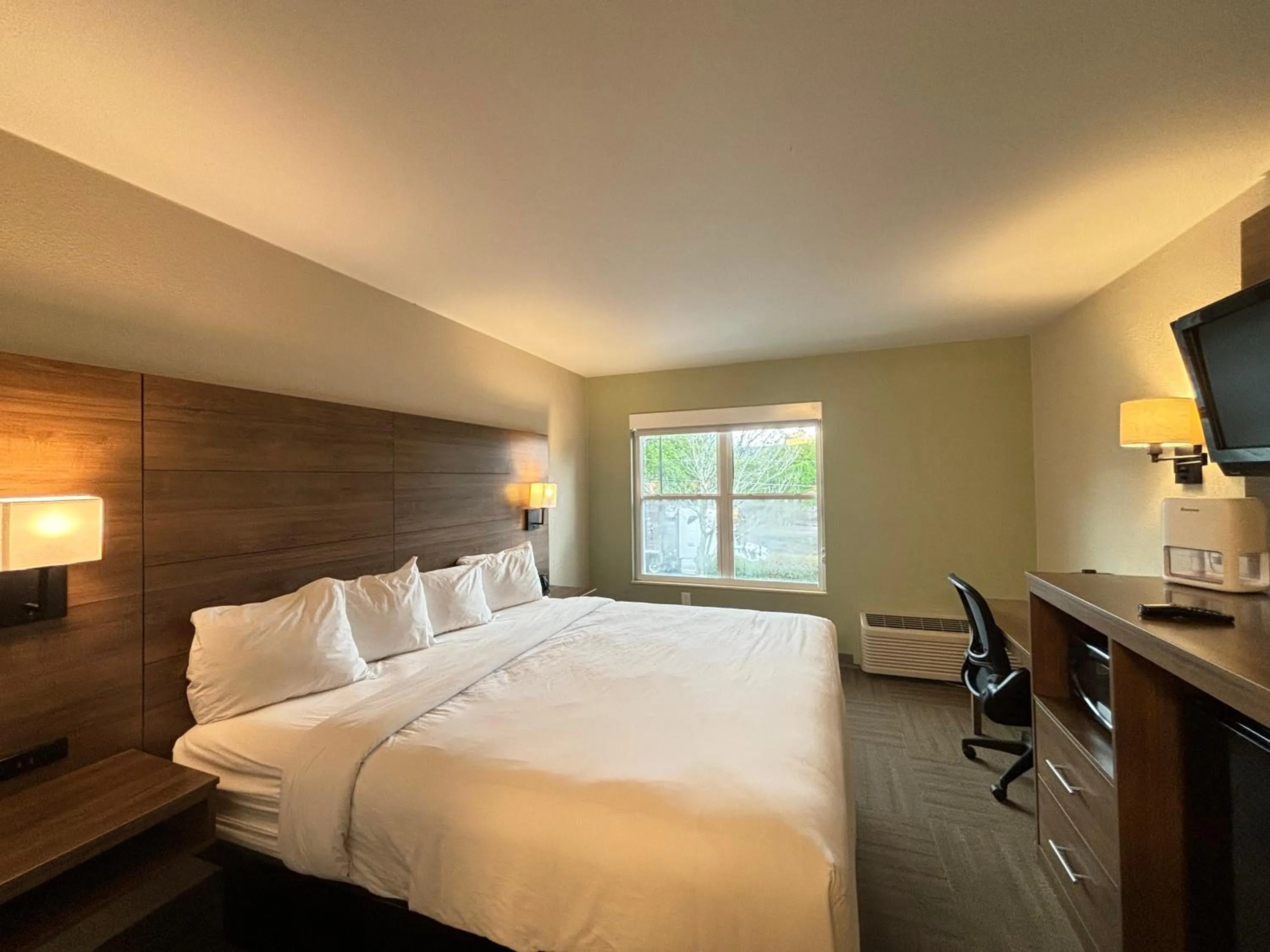 Bed in Baymont by Wyndham Lake Park Valdosta I75