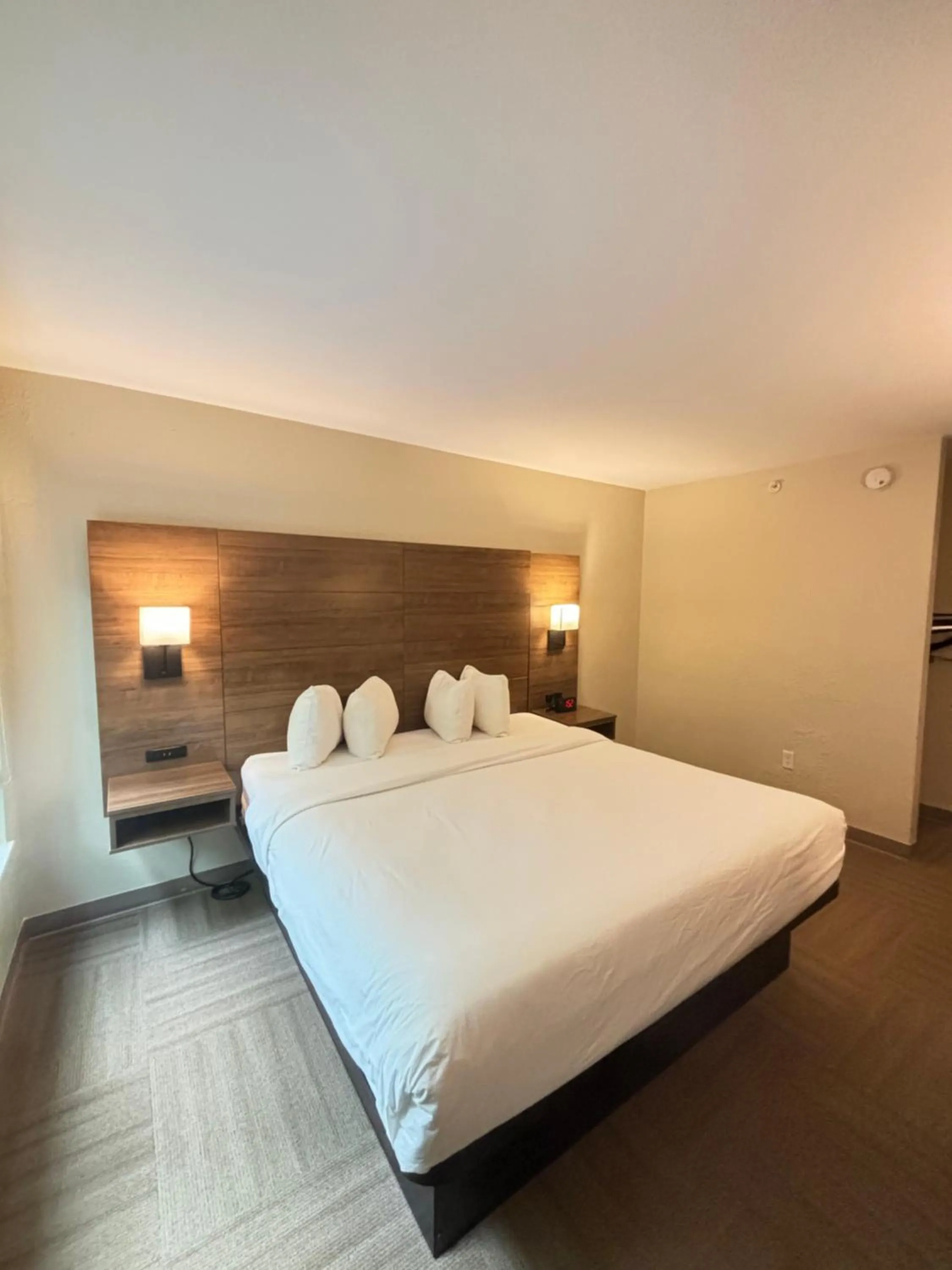 Bed in Baymont by Wyndham Lake Park Valdosta I75