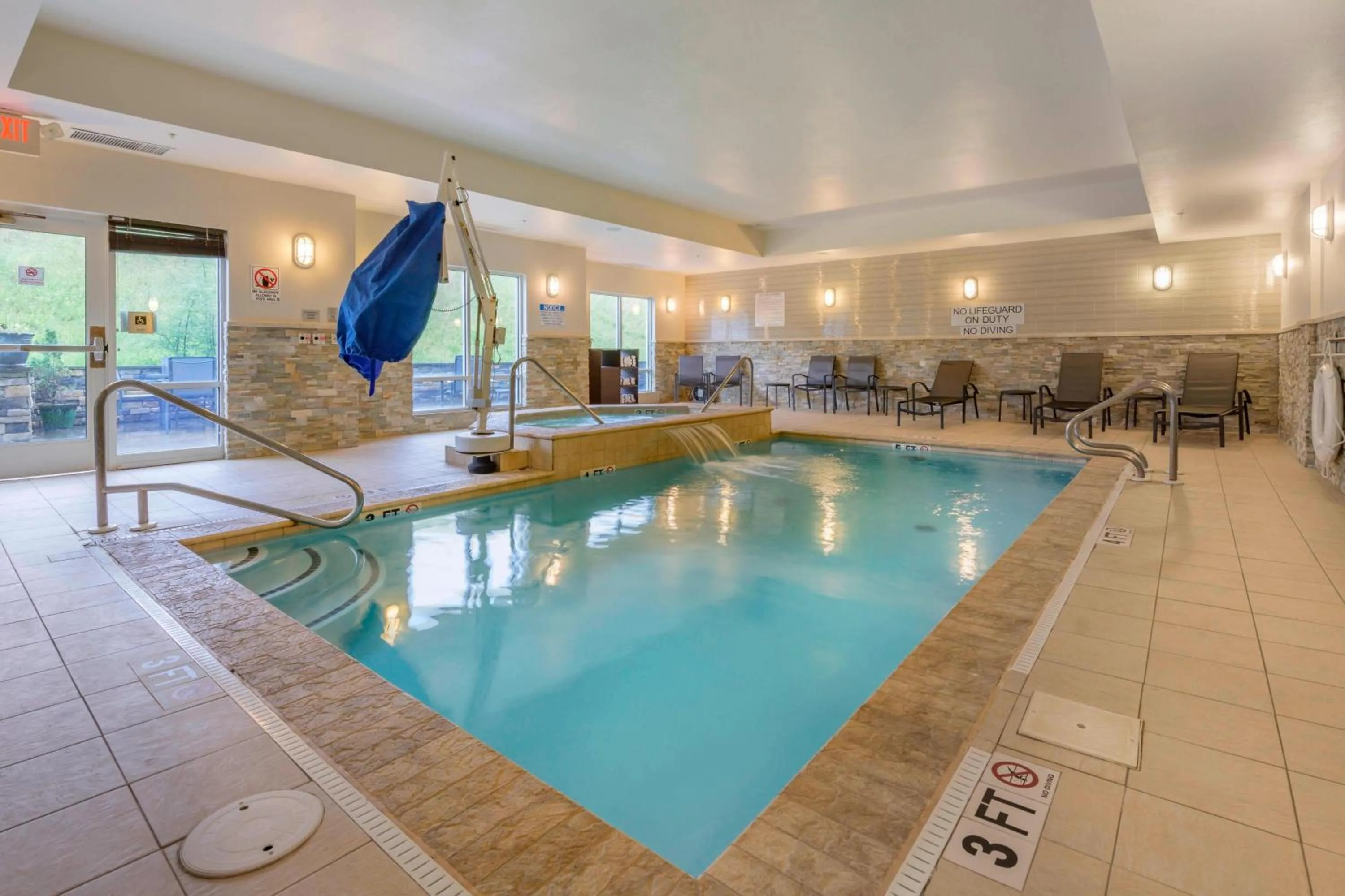 Swimming pool in Fairfield Inn & Suites by Marriott Slippery Rock