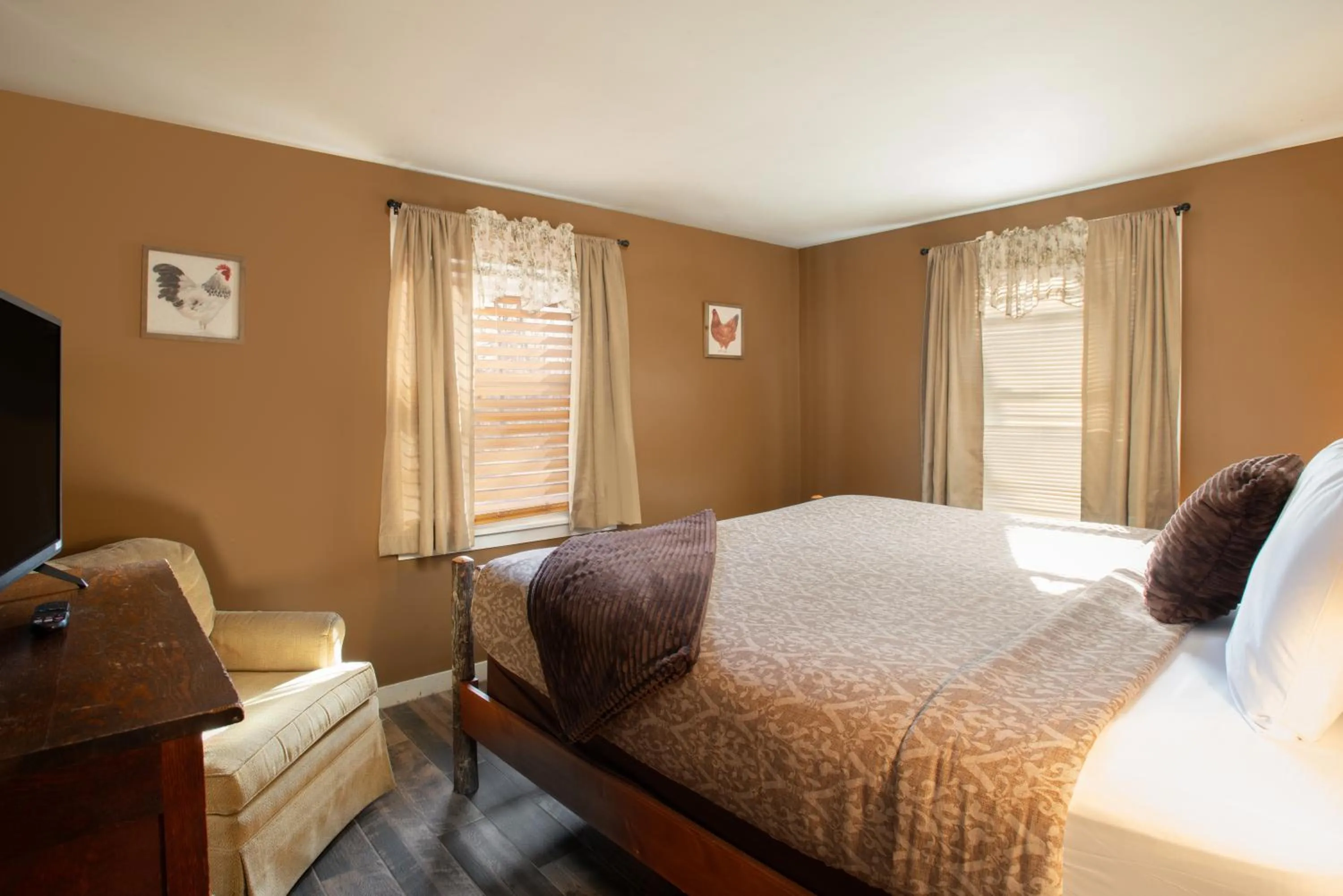 Bed in Whitneys Inn at Black Mountain