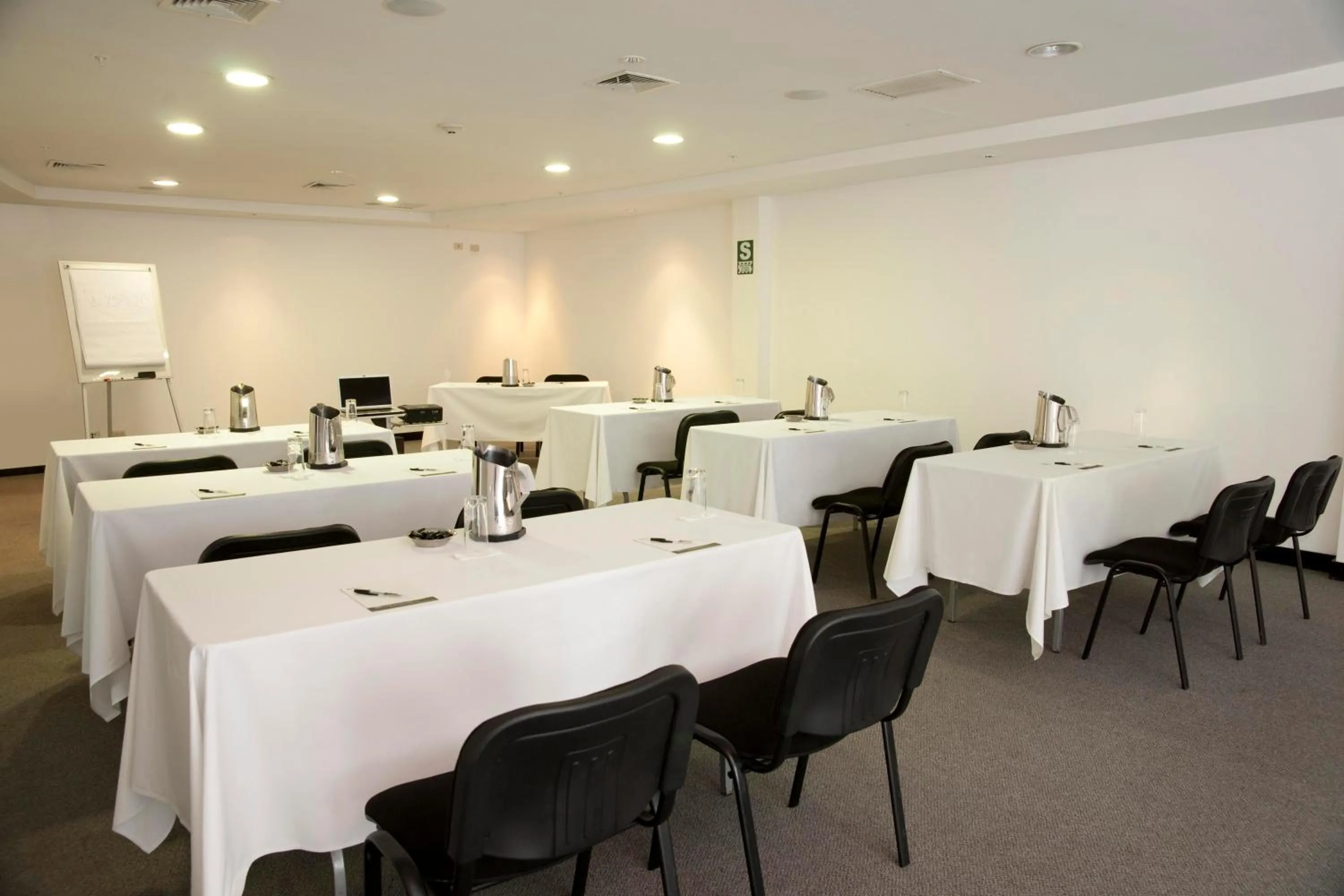 Business facilities in Radisson Hotel Decapolis Miraflores