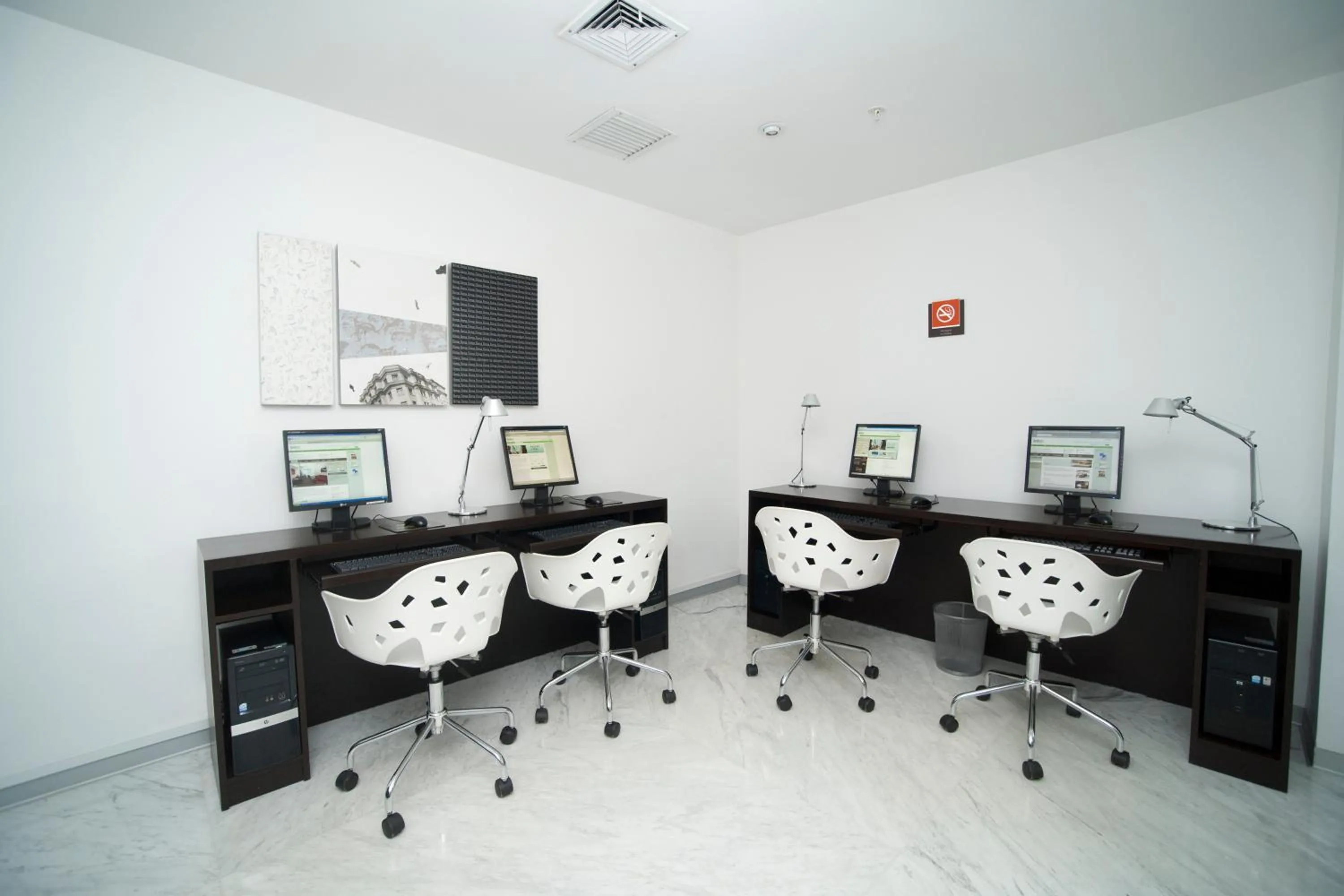 Business facilities in Radisson Hotel Decapolis Miraflores