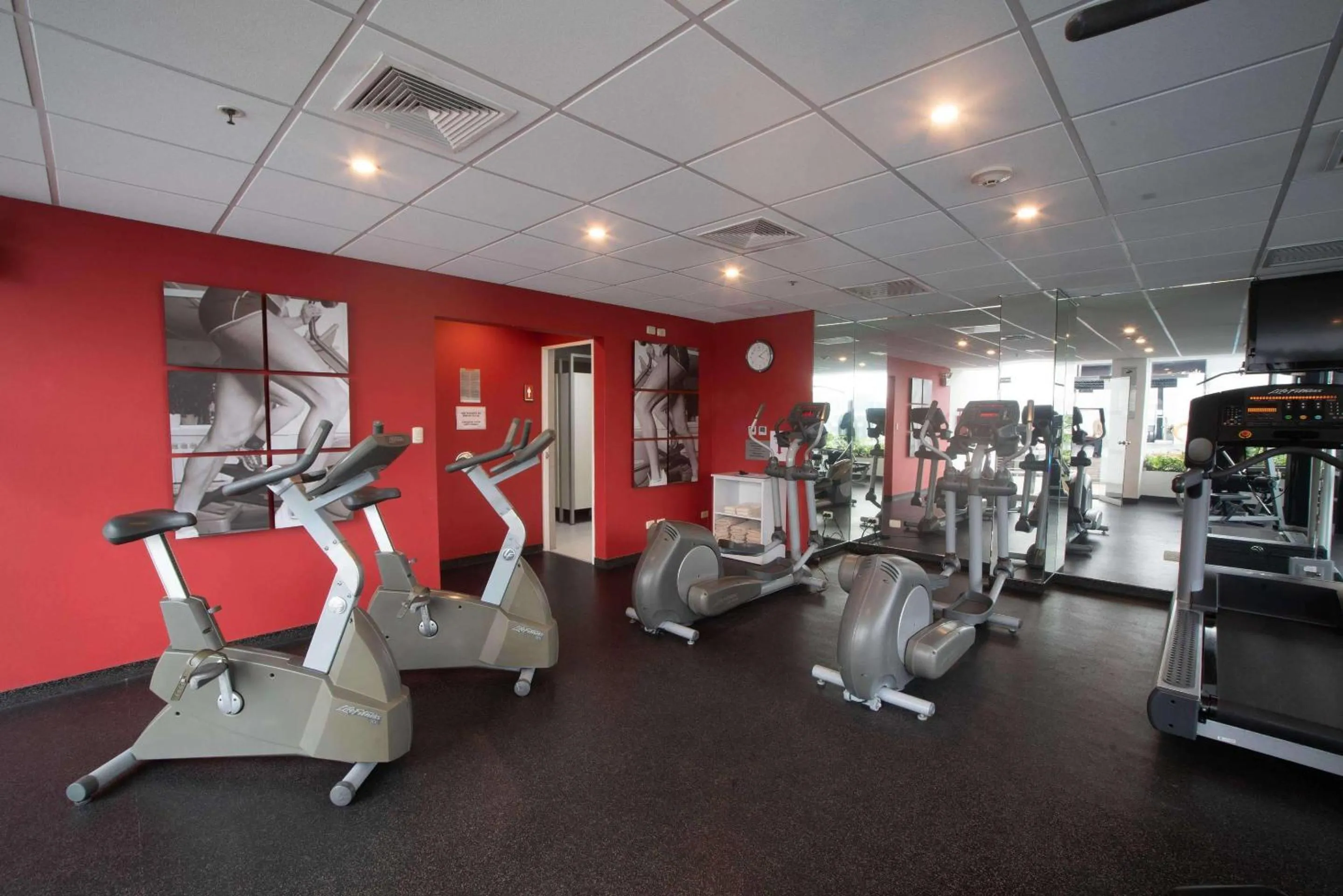 Fitness centre/facilities in Radisson Hotel Decapolis Miraflores