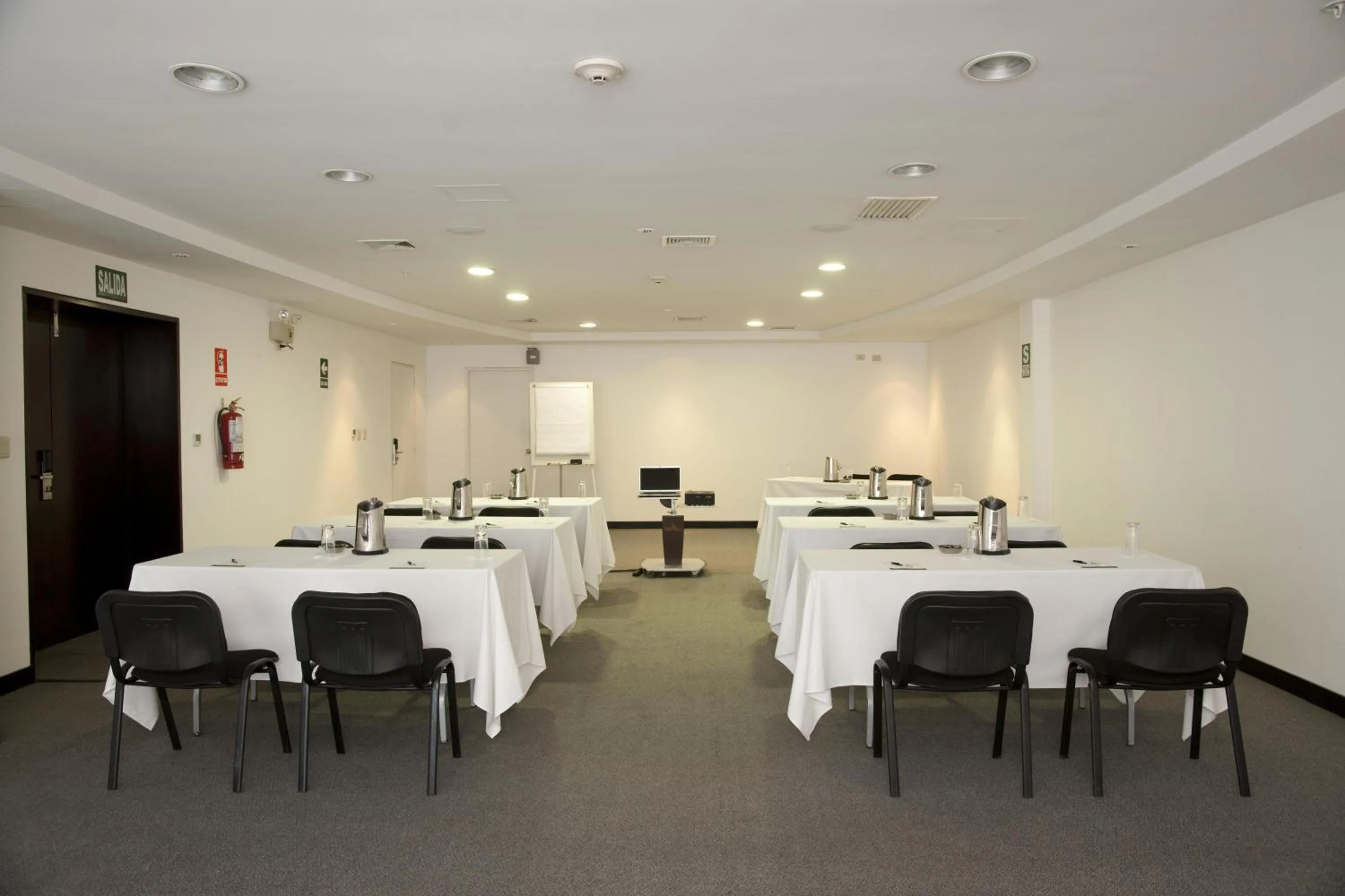 Business facilities in Radisson Hotel Decapolis Miraflores