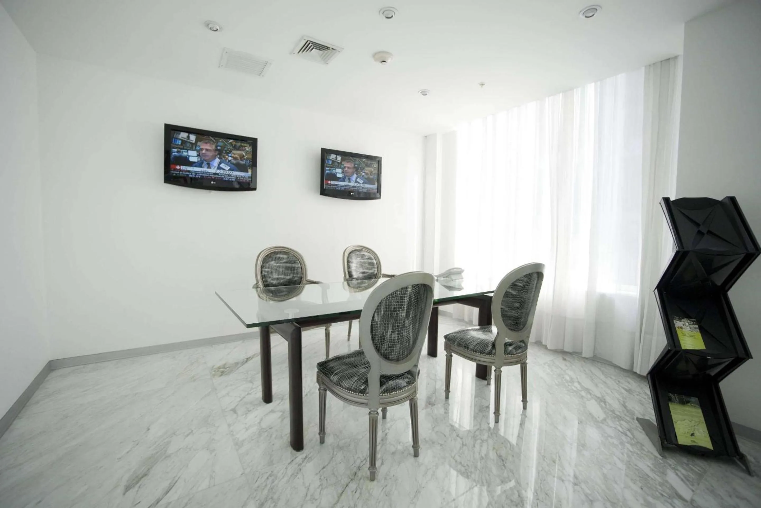 Business facilities in Radisson Hotel Decapolis Miraflores