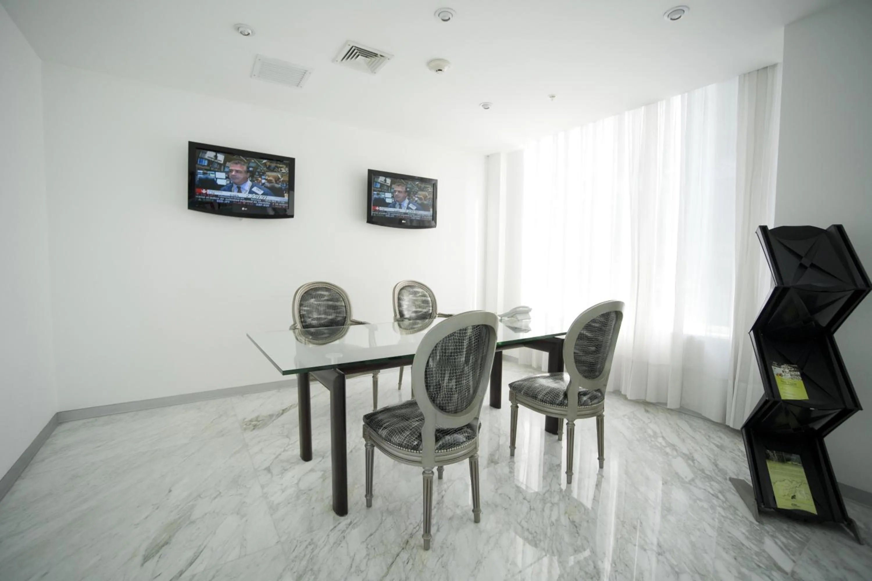 Business facilities in Radisson Hotel Decapolis Miraflores