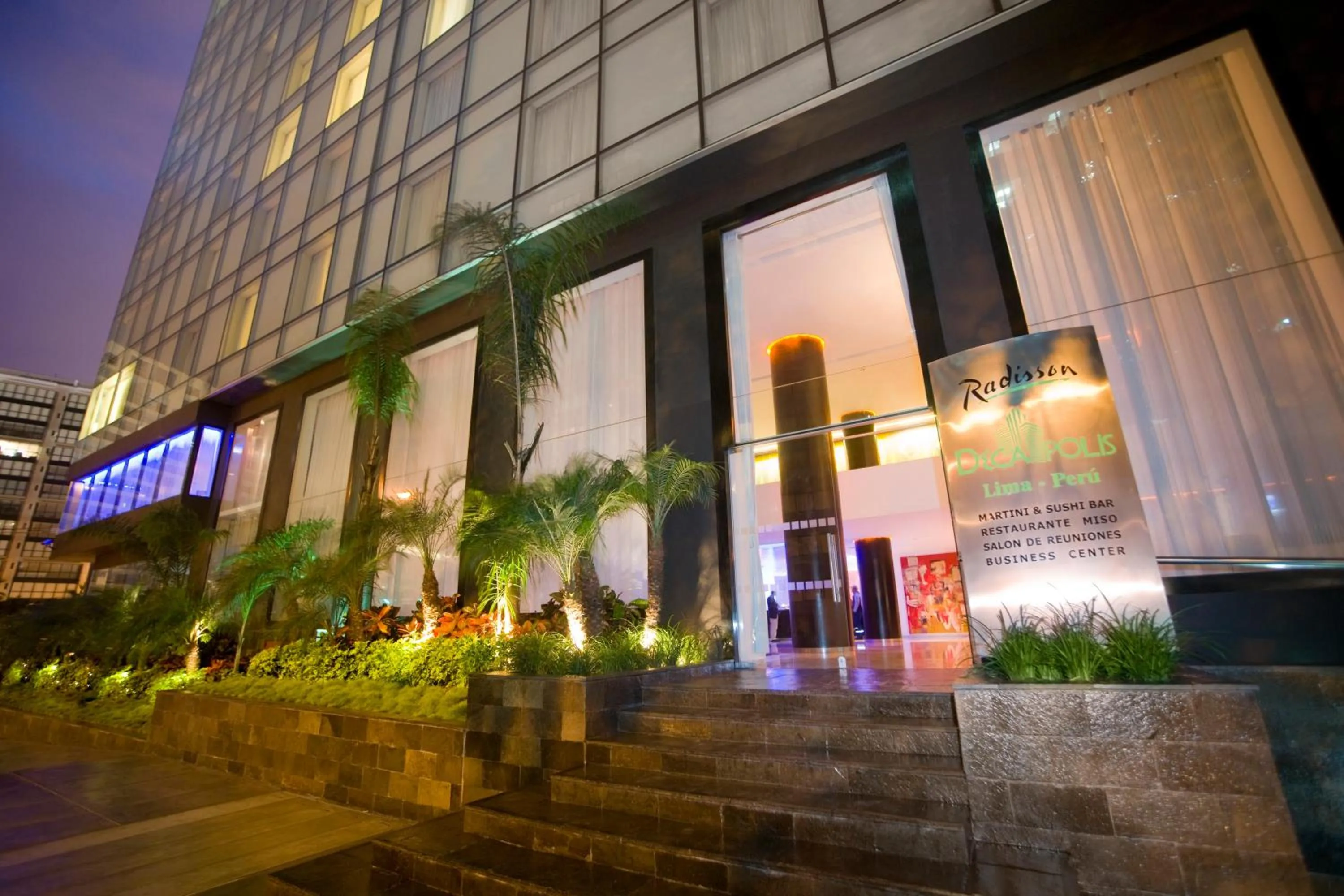 Facade/entrance in Radisson Hotel Decapolis Miraflores