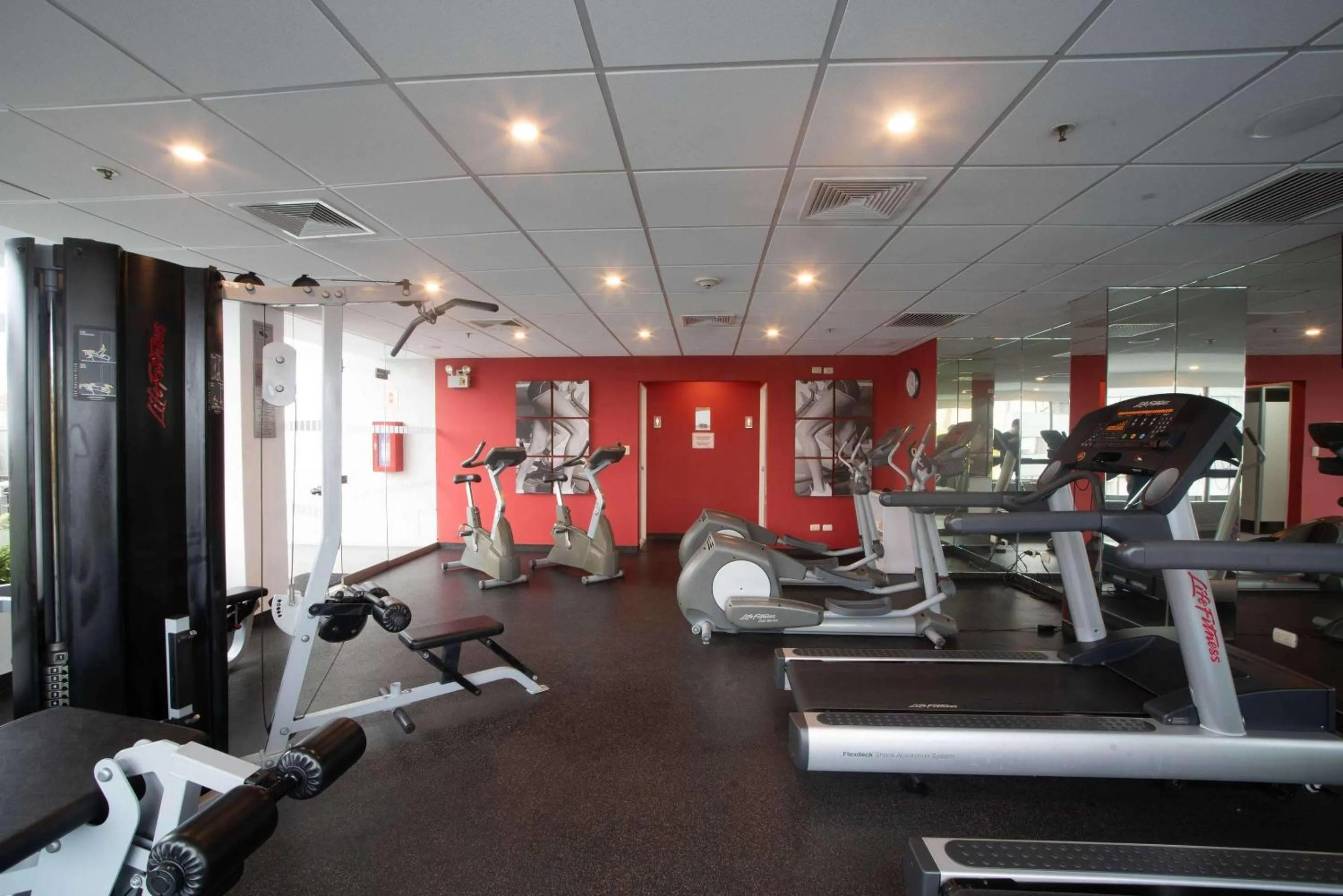 Fitness centre/facilities in Radisson Hotel Decapolis Miraflores
