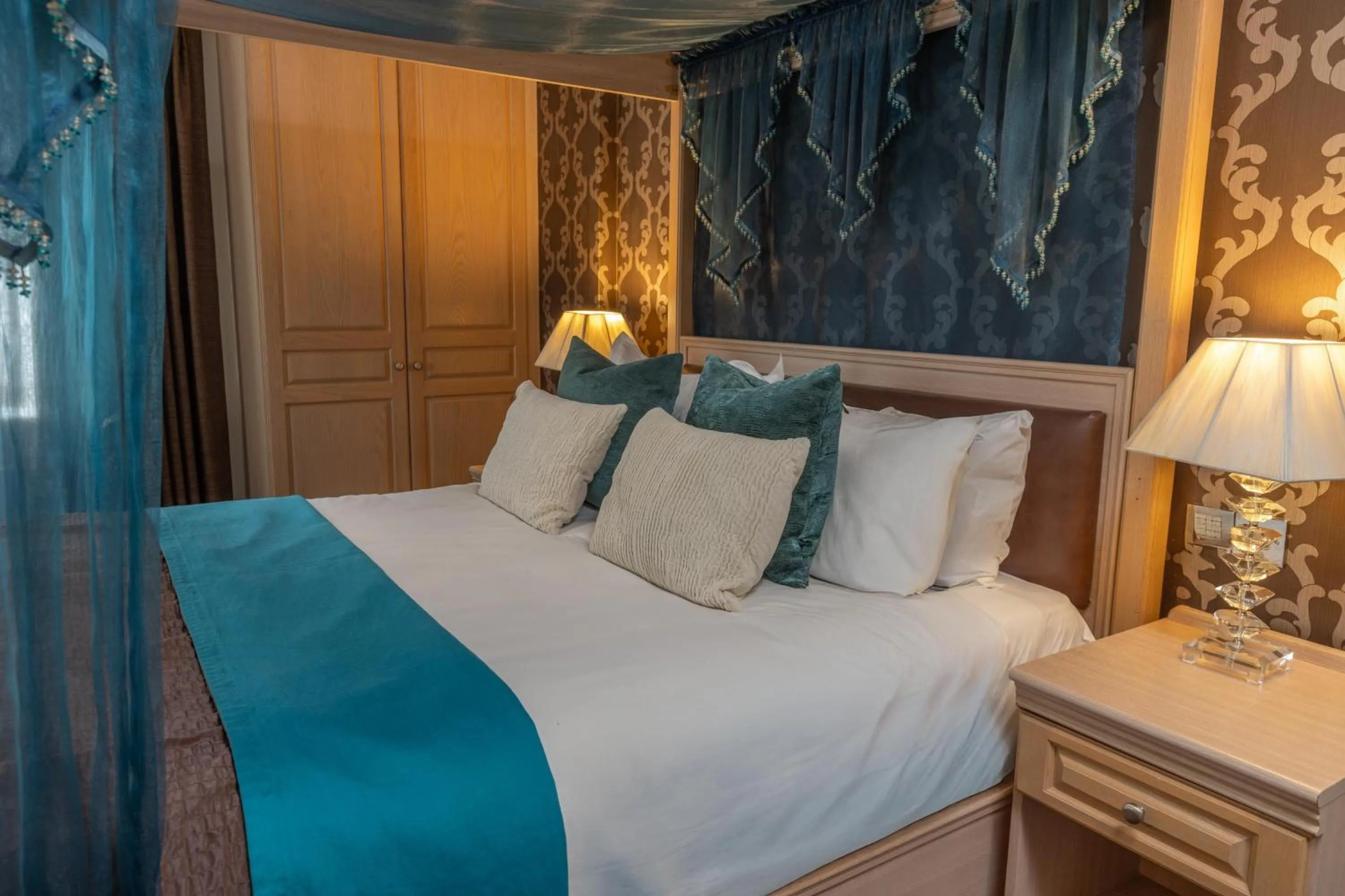 Bedroom, Bed in Ivy Hill Hotel, Sure Hotel Collection by Best Western