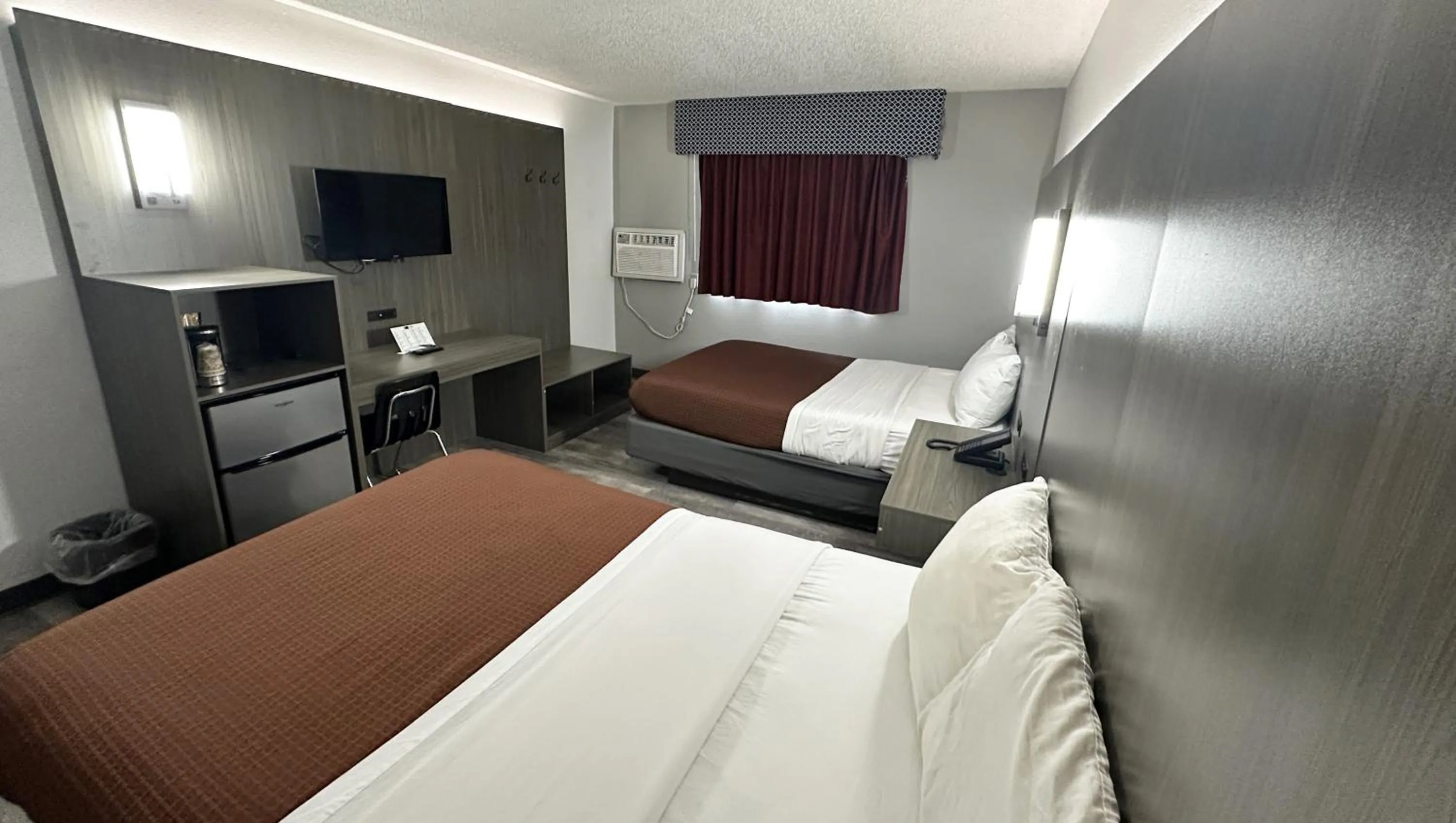 Bedroom, Bed in Magnuson Hotel Fort Wayne North - Coliseum