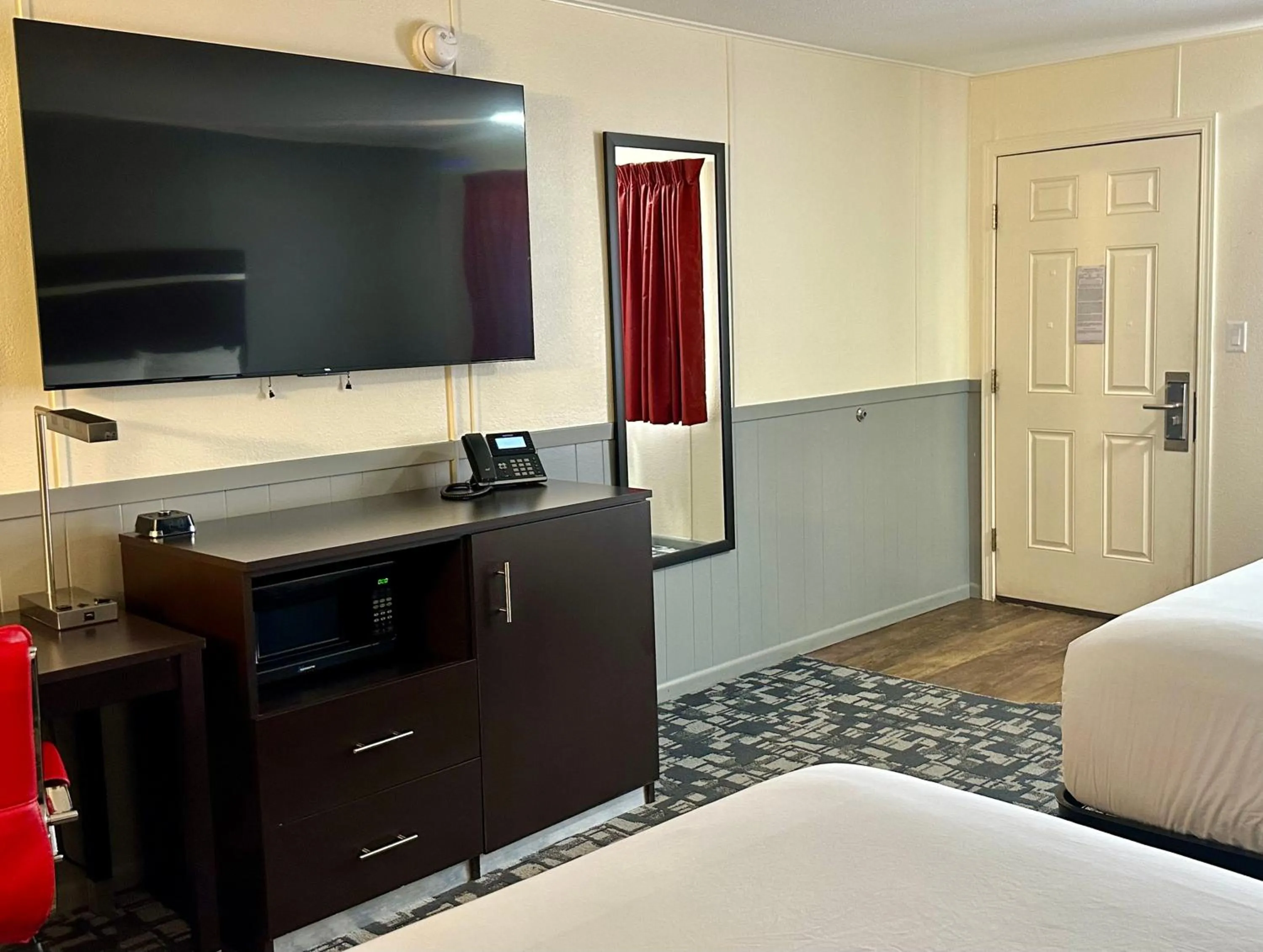 Bed in Americas Best Value Inn Wall