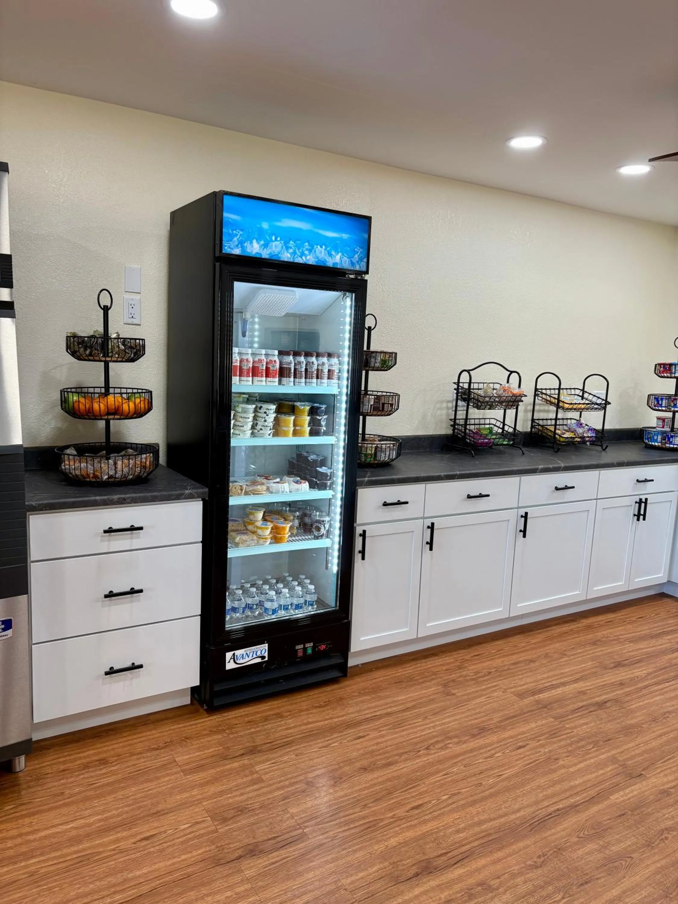 Food and drinks in Americas Best Value Inn Wall