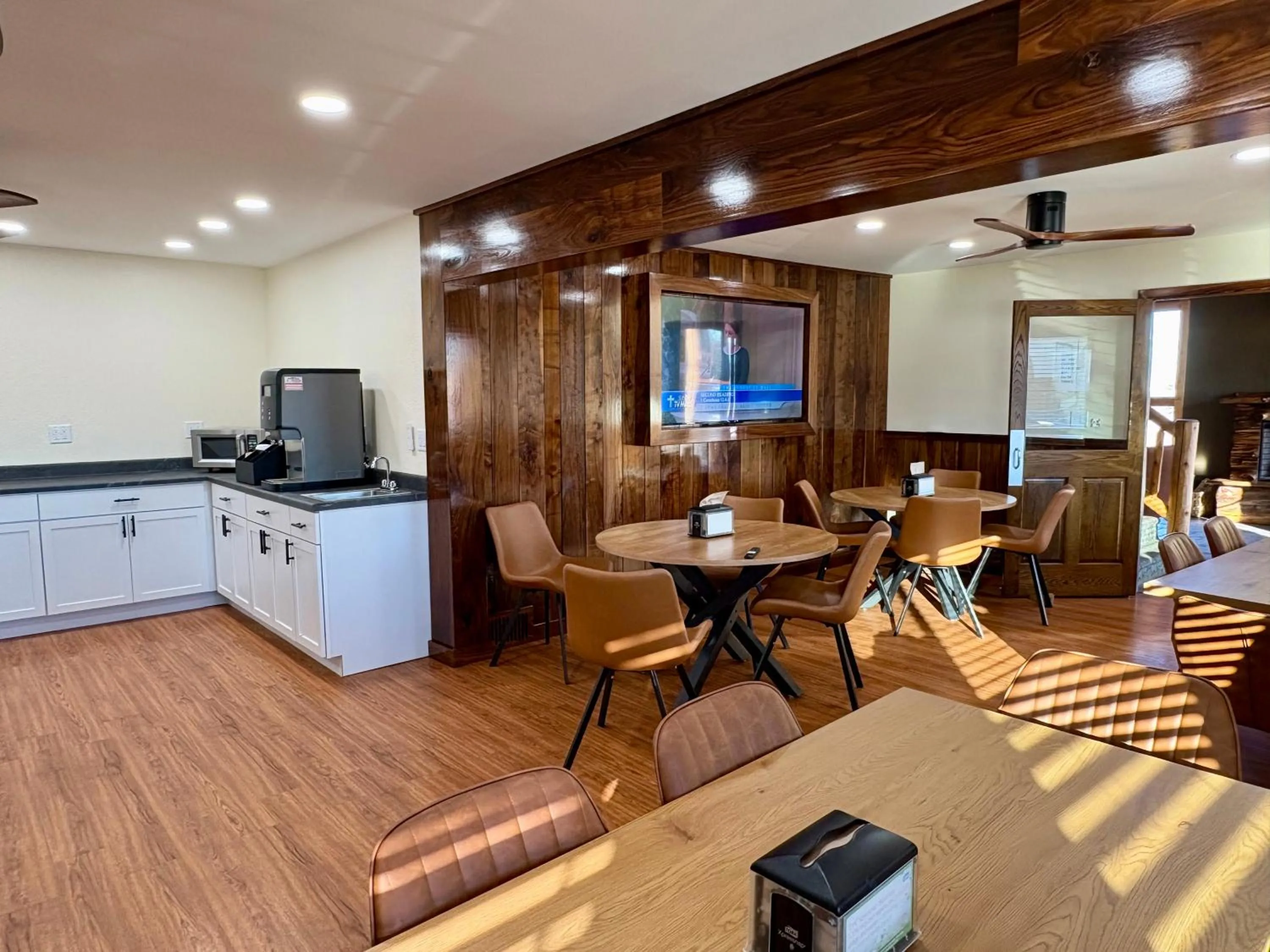 Property building in Americas Best Value Inn Wall