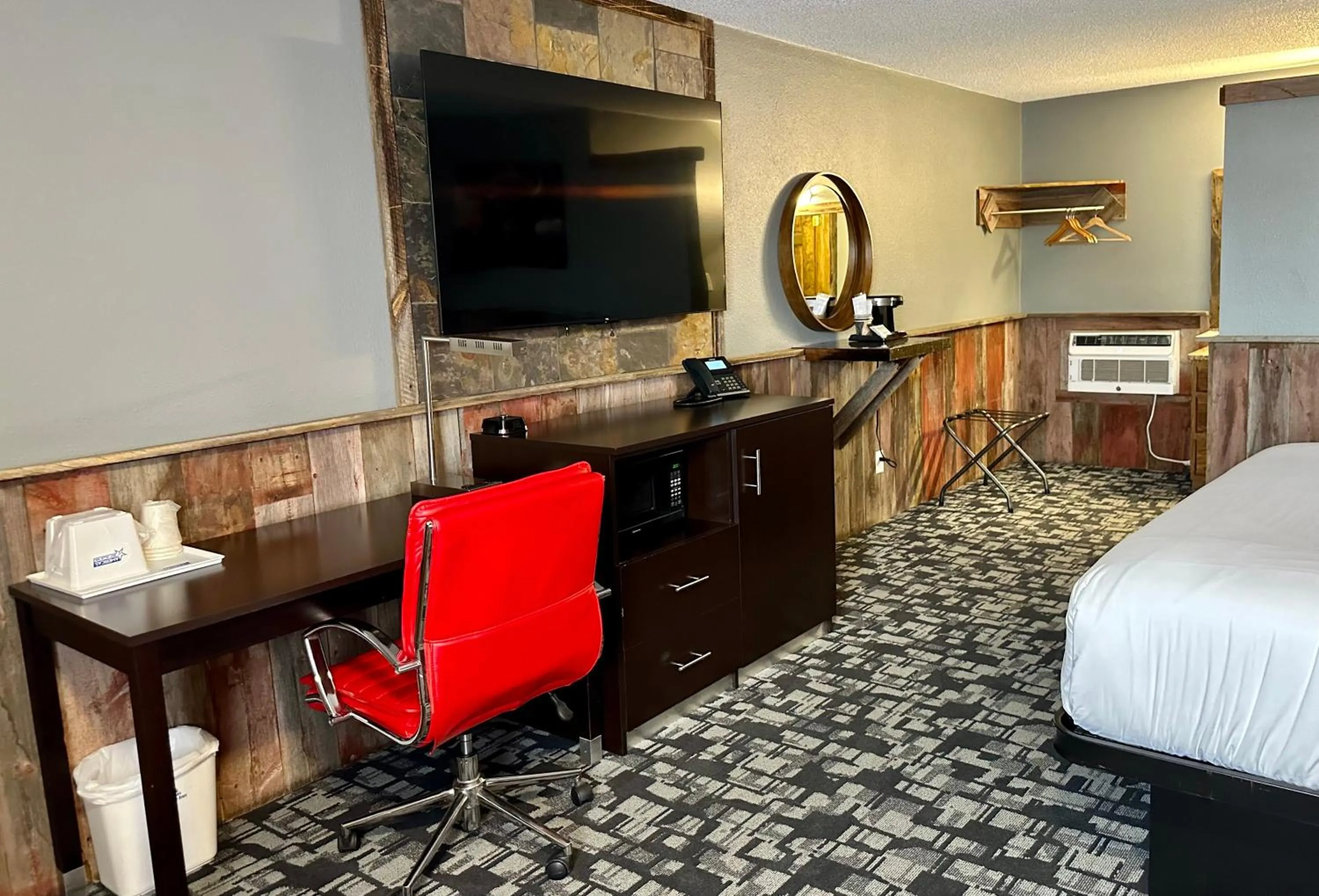 TV and multimedia in Americas Best Value Inn Wall