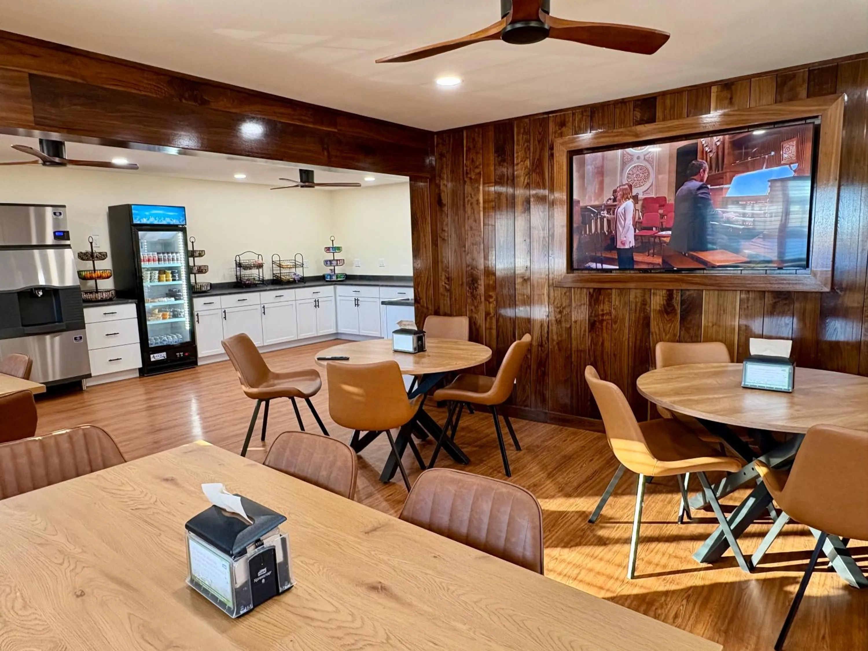 Dining area in Americas Best Value Inn Wall