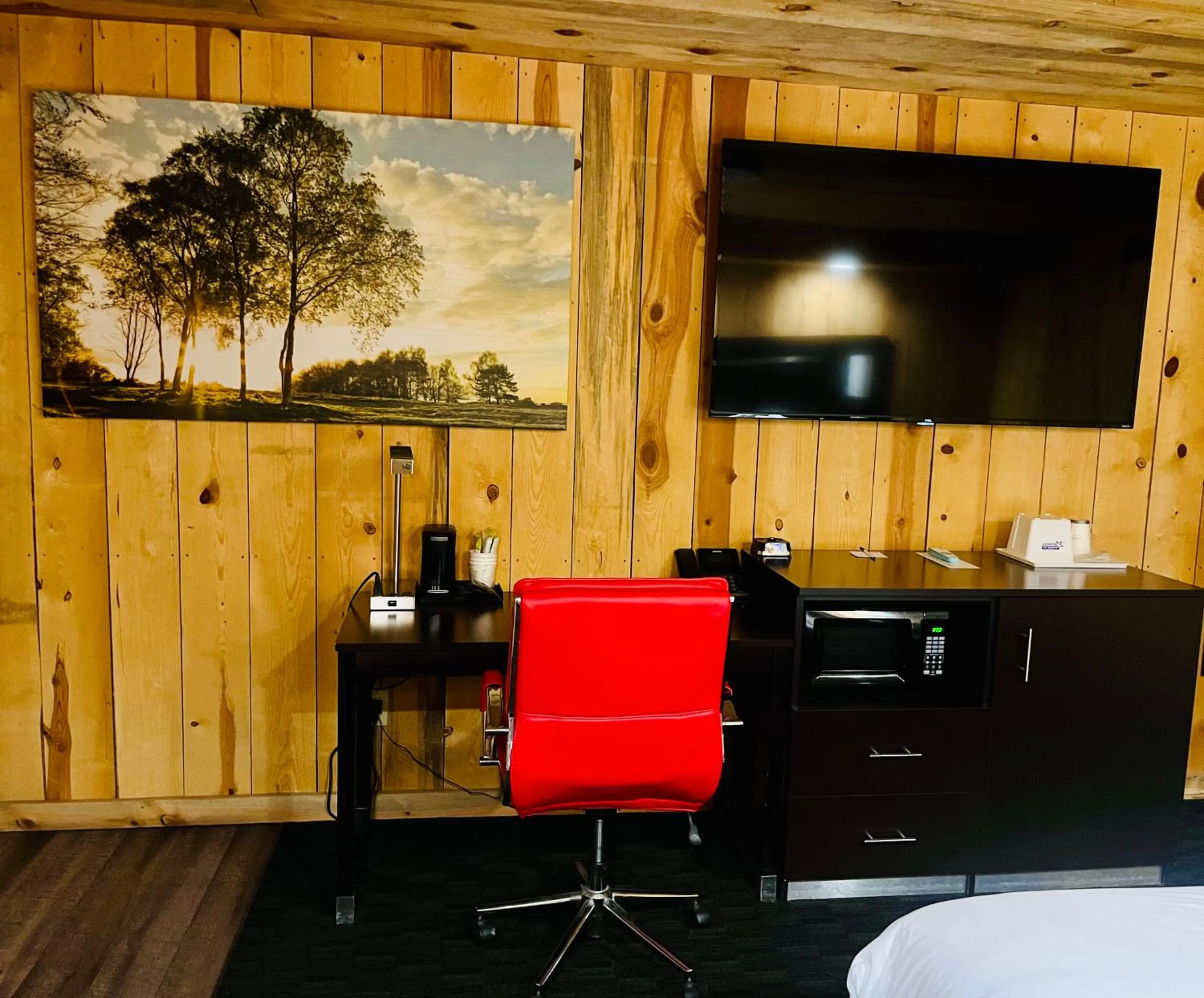 Bed in Americas Best Value Inn Wall