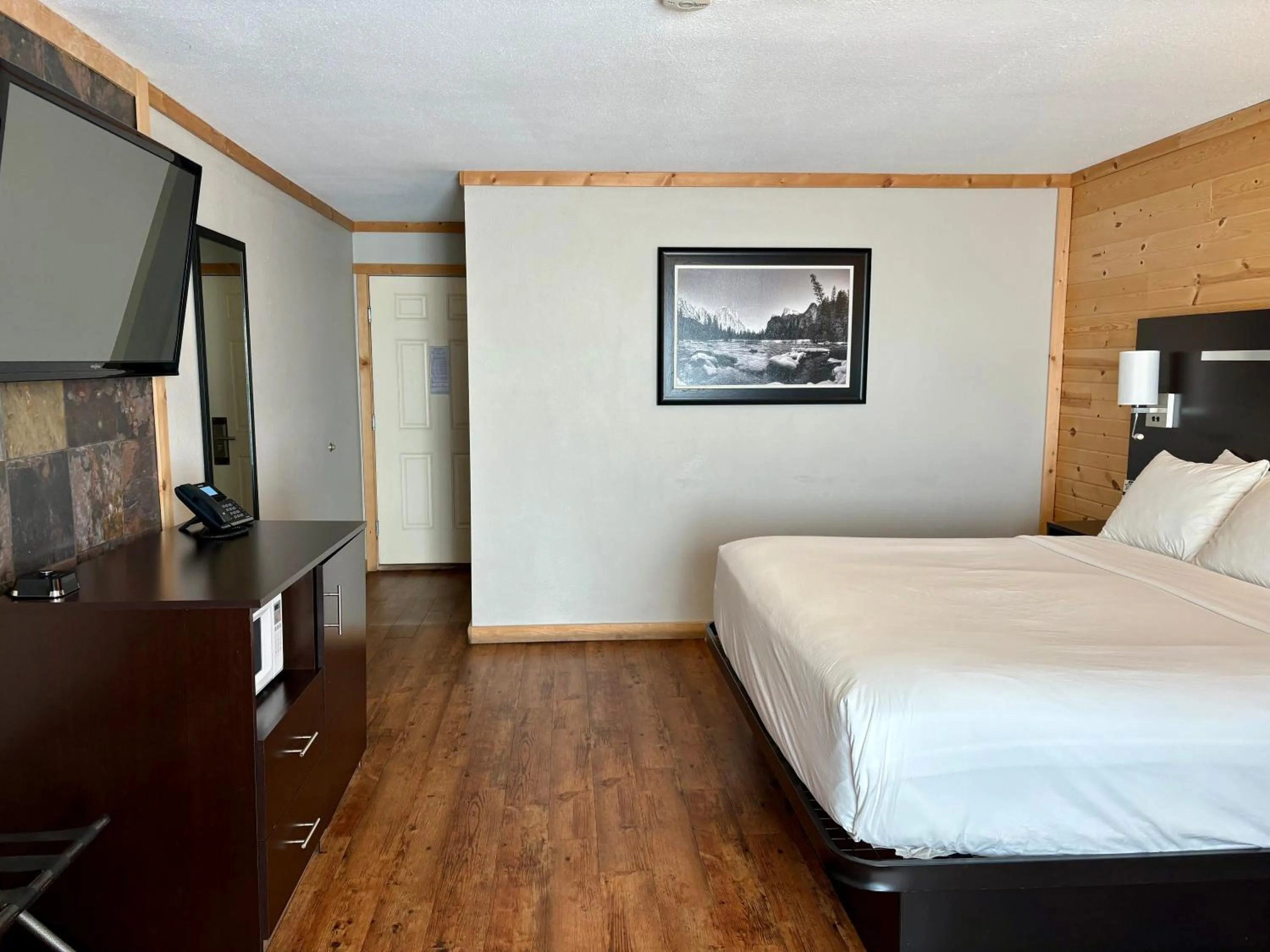 Bed in Americas Best Value Inn Wall