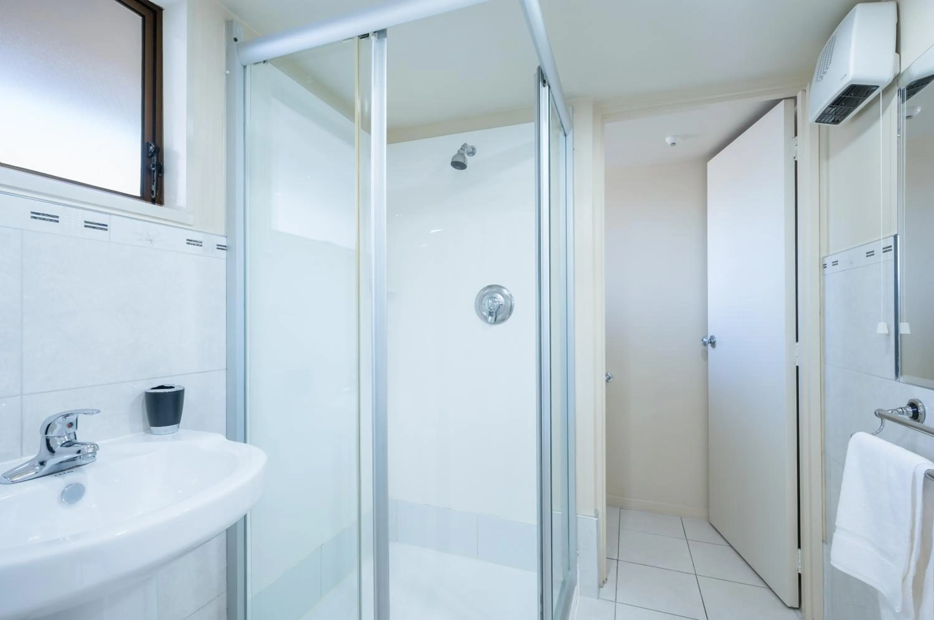 Shower in Admirals Motor Inn