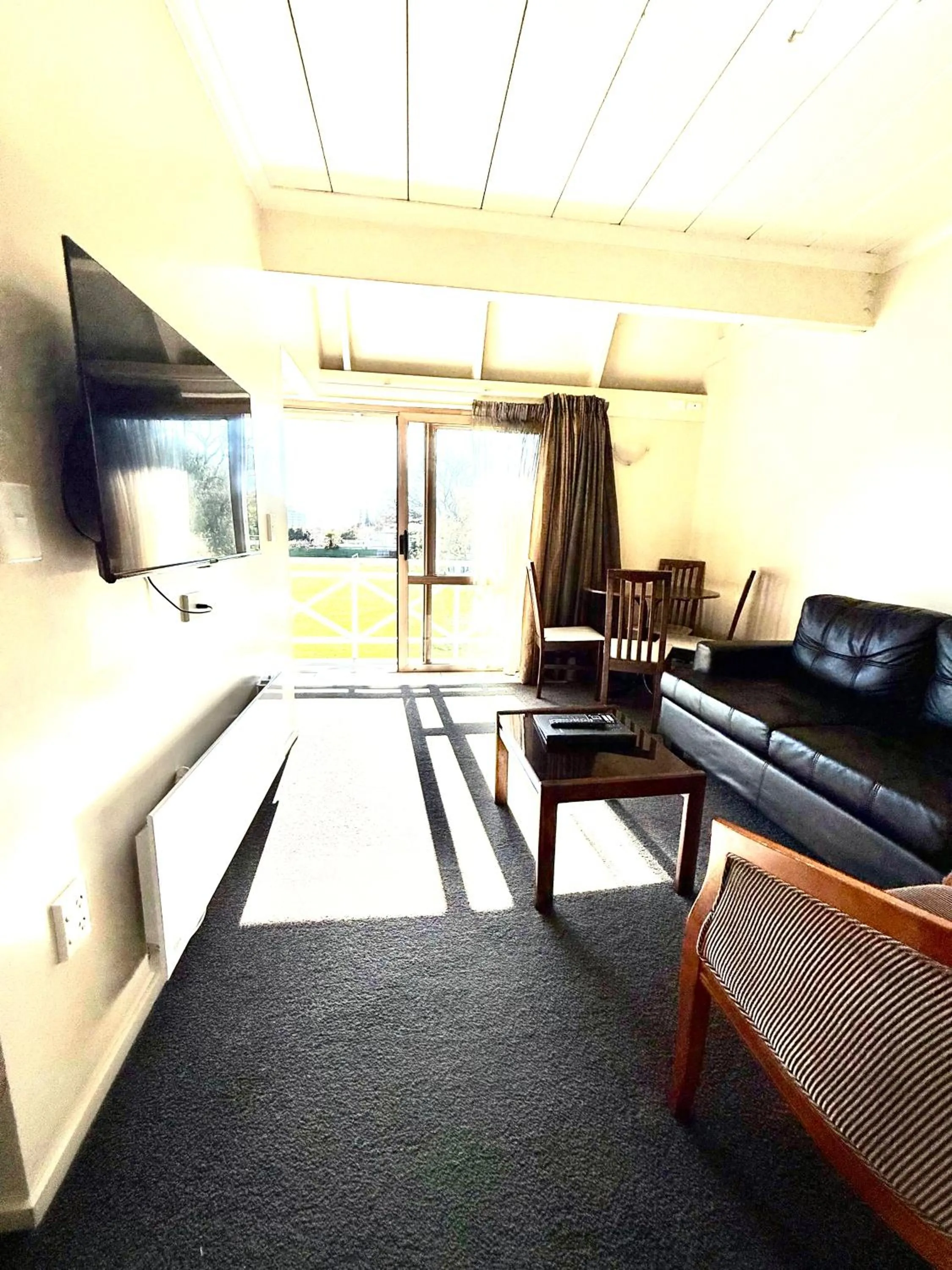 Living room in Admirals Motor Inn