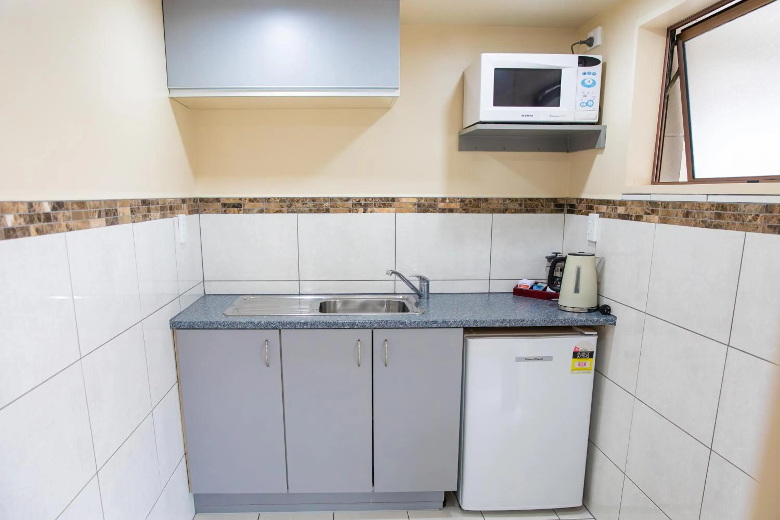 Kitchen or kitchenette in Admirals Motor Inn