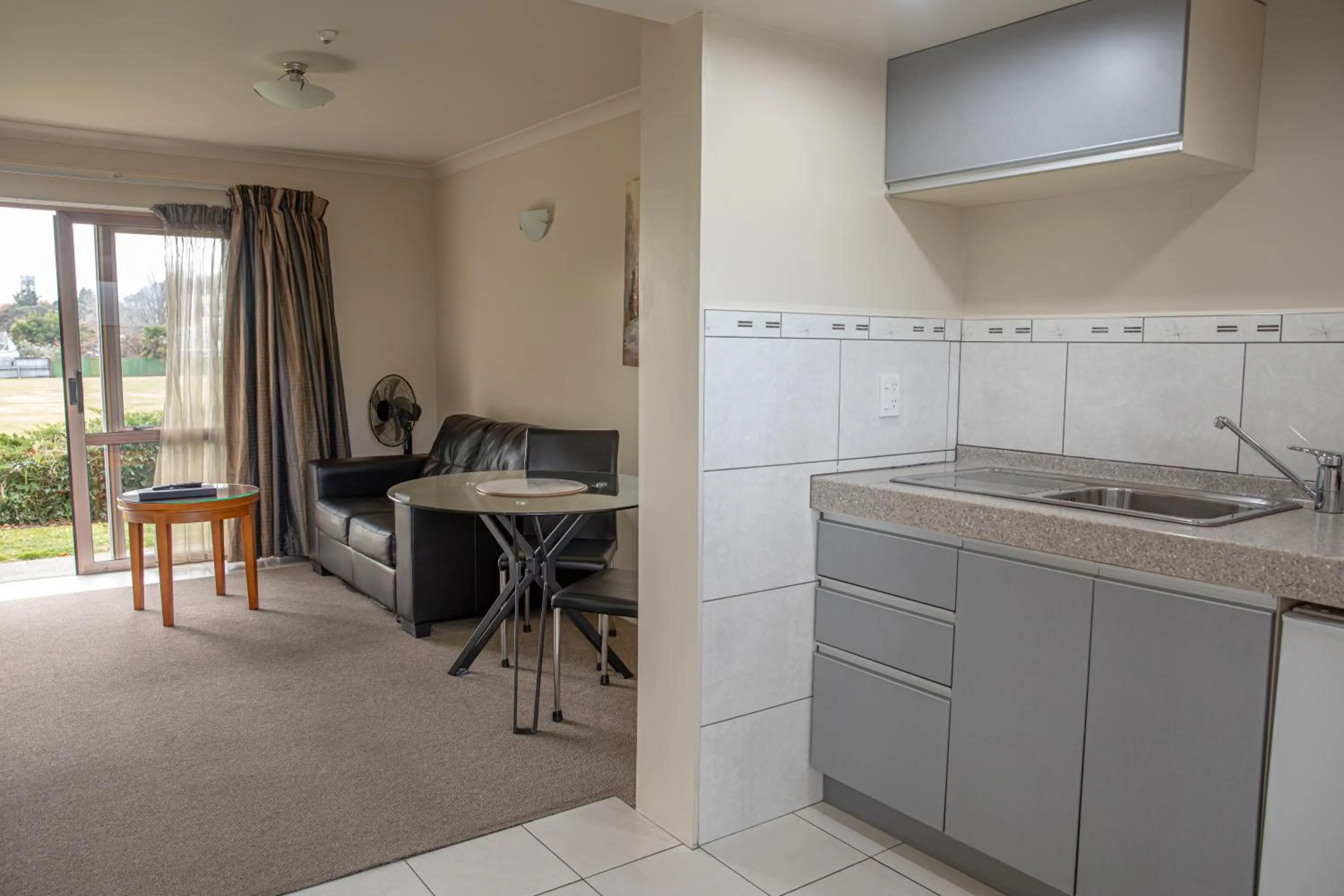 Kitchen or kitchenette in Admirals Motor Inn