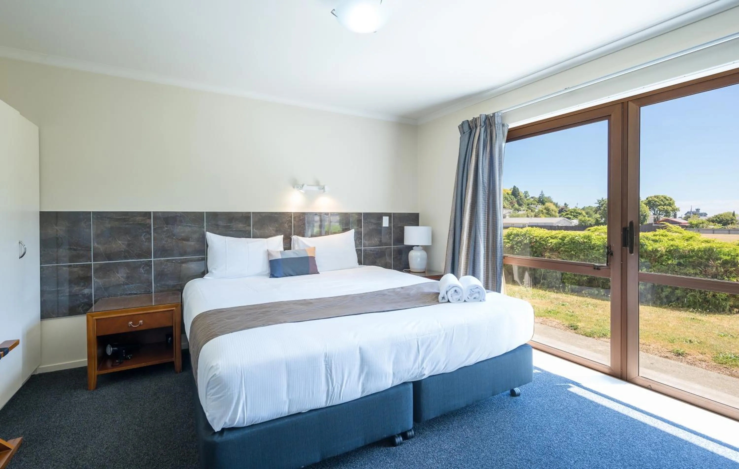 Bedroom, Bed in Admirals Motor Inn