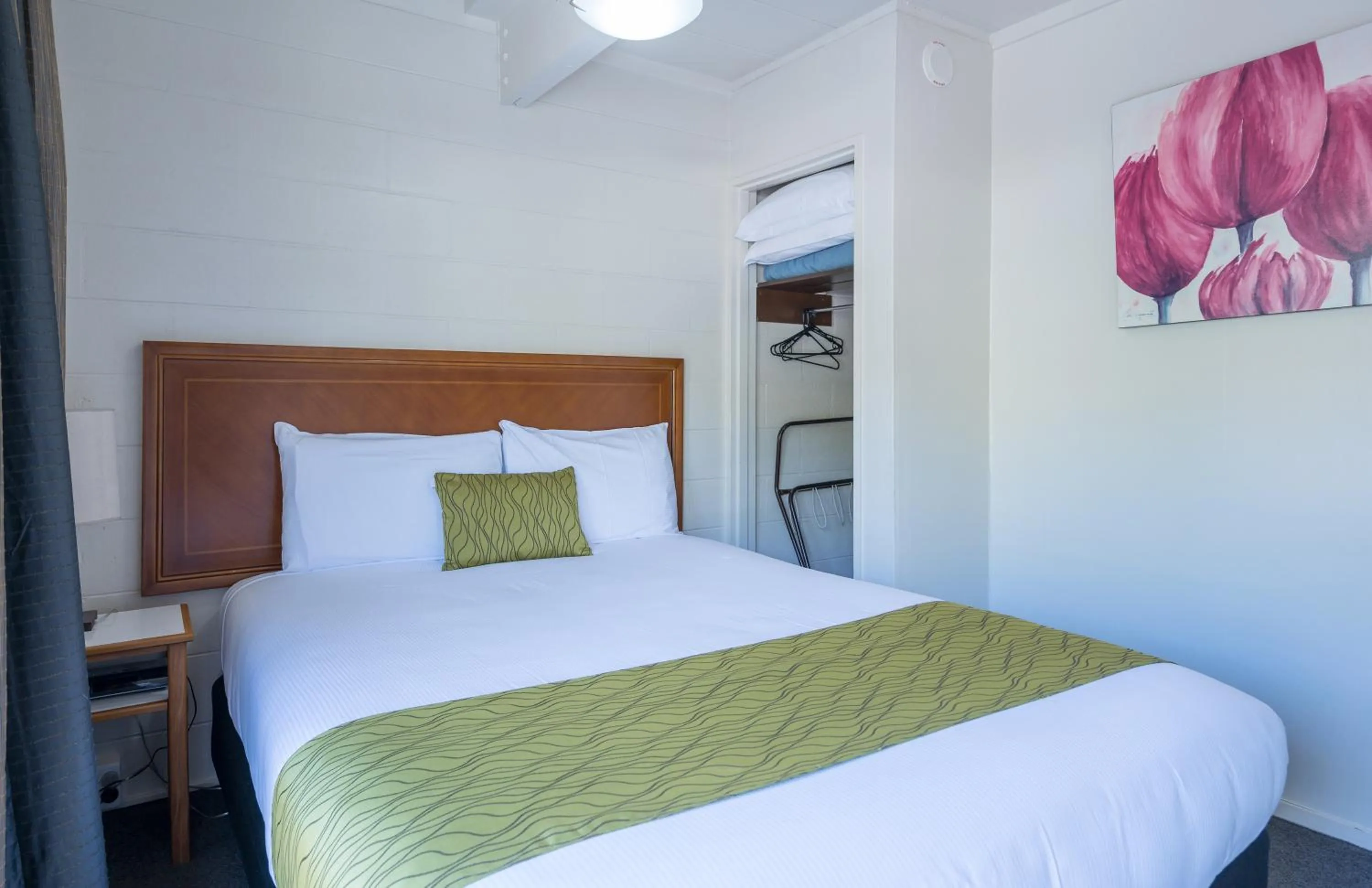 Bed in Admirals Motor Inn