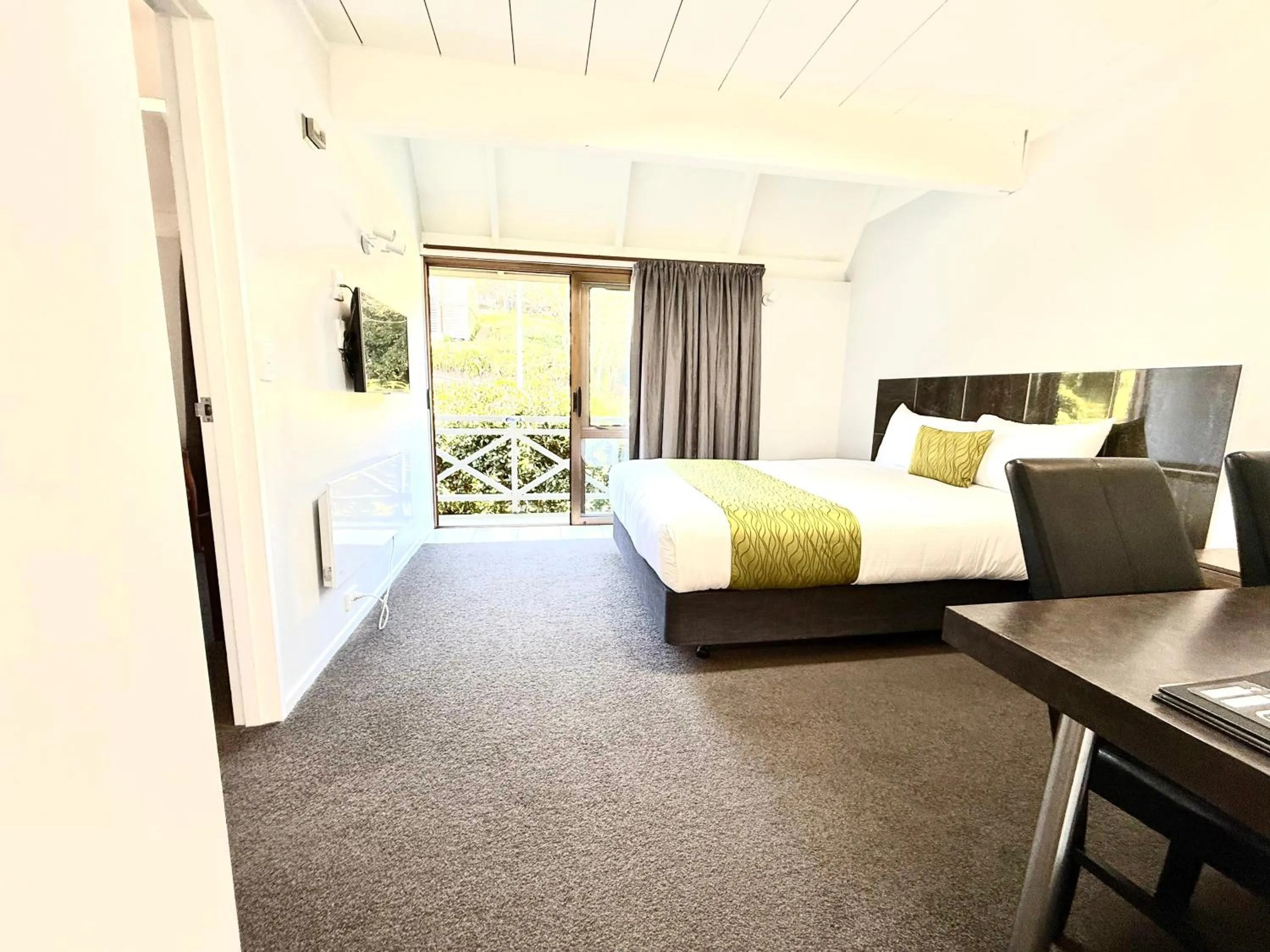 TV and multimedia, Bed in Admirals Motor Inn