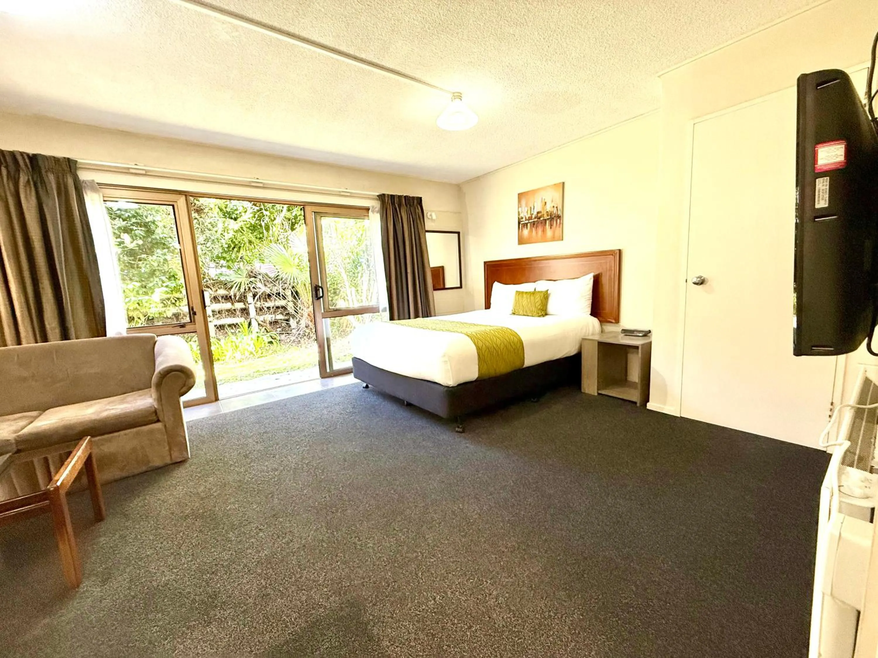 TV and multimedia, Bed in Admirals Motor Inn