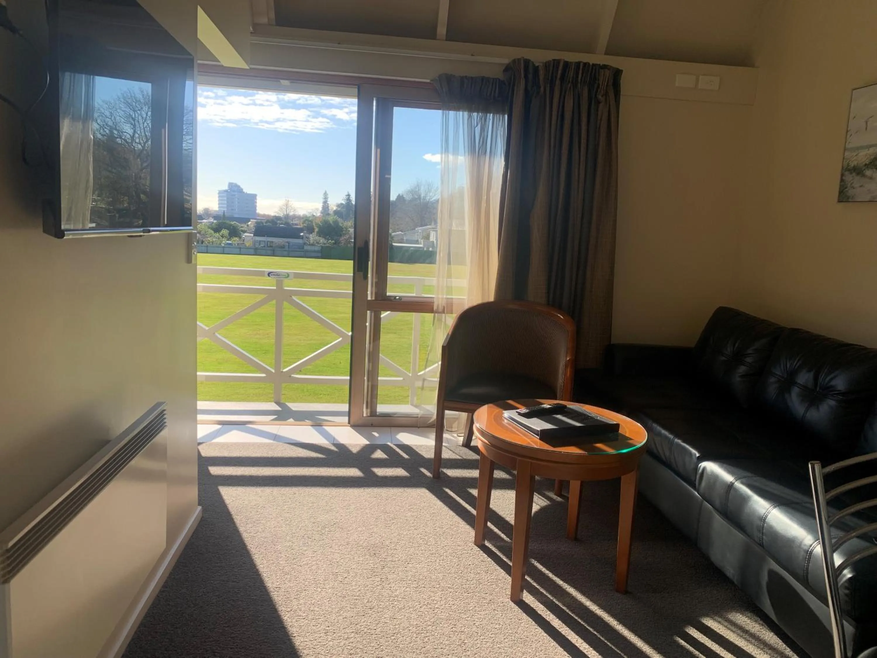 Living room in Admirals Motor Inn