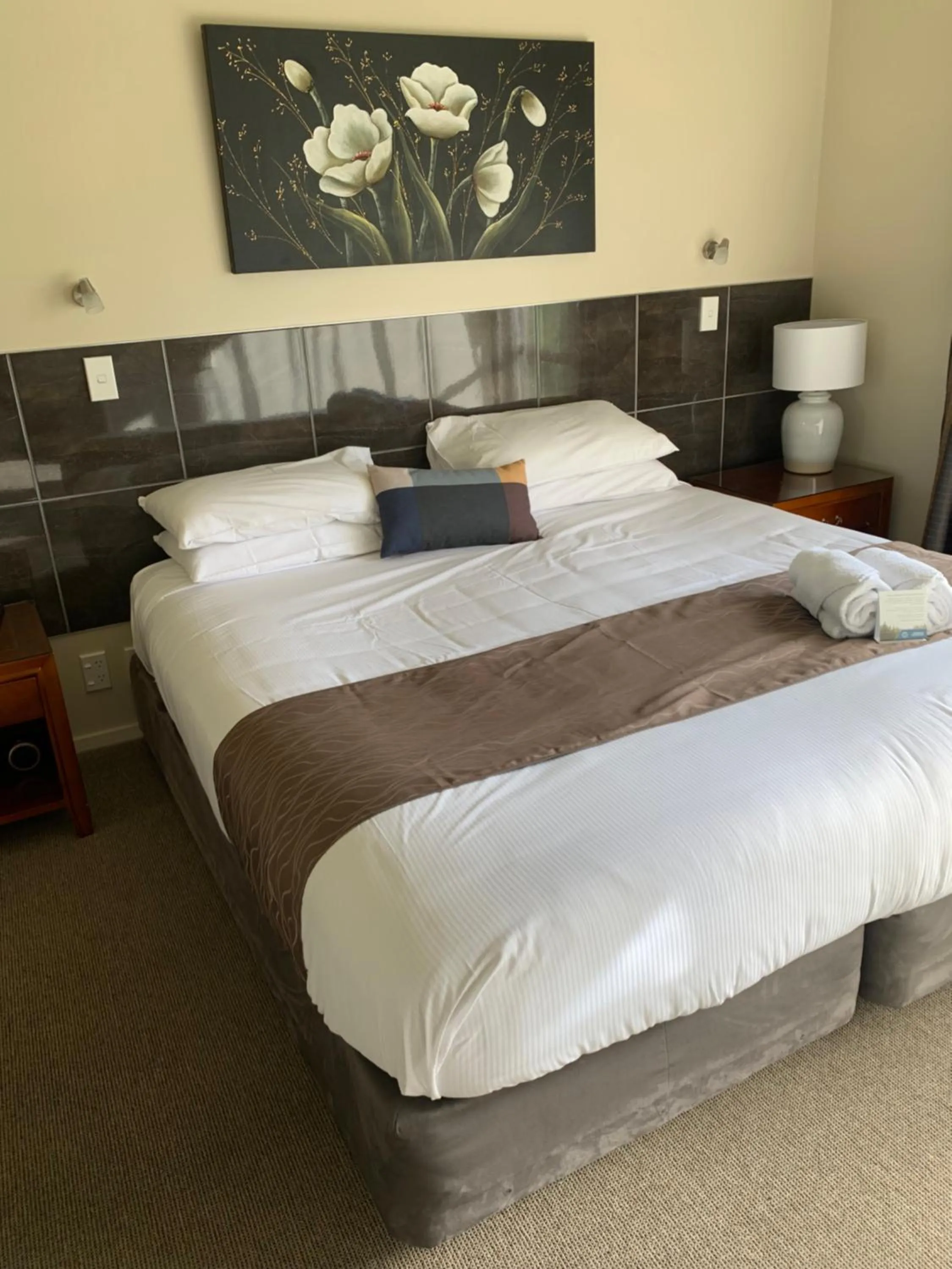 Bed in Admirals Motor Inn