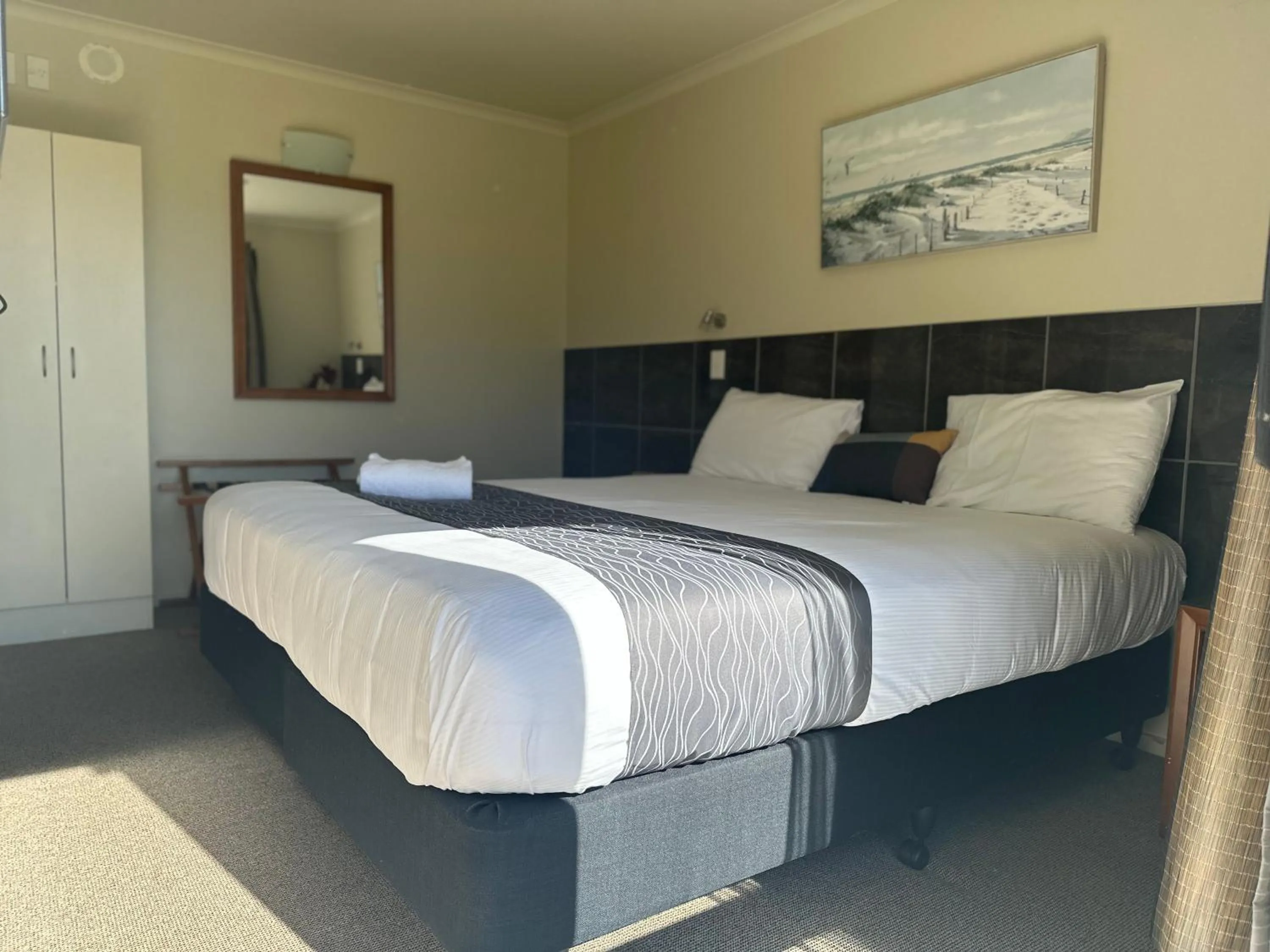 Bedroom, Bed in Admirals Motor Inn