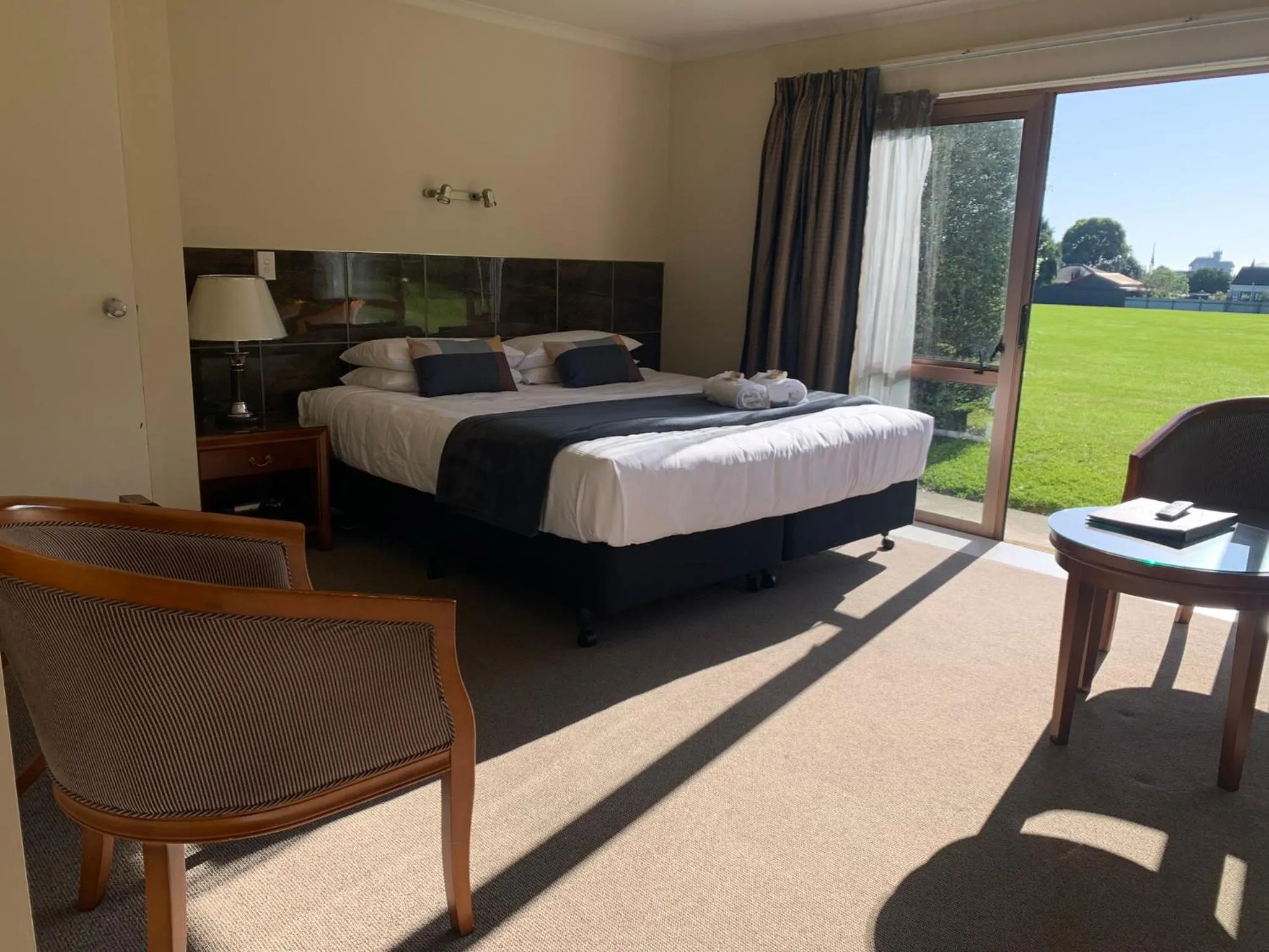 Bed in Admirals Motor Inn