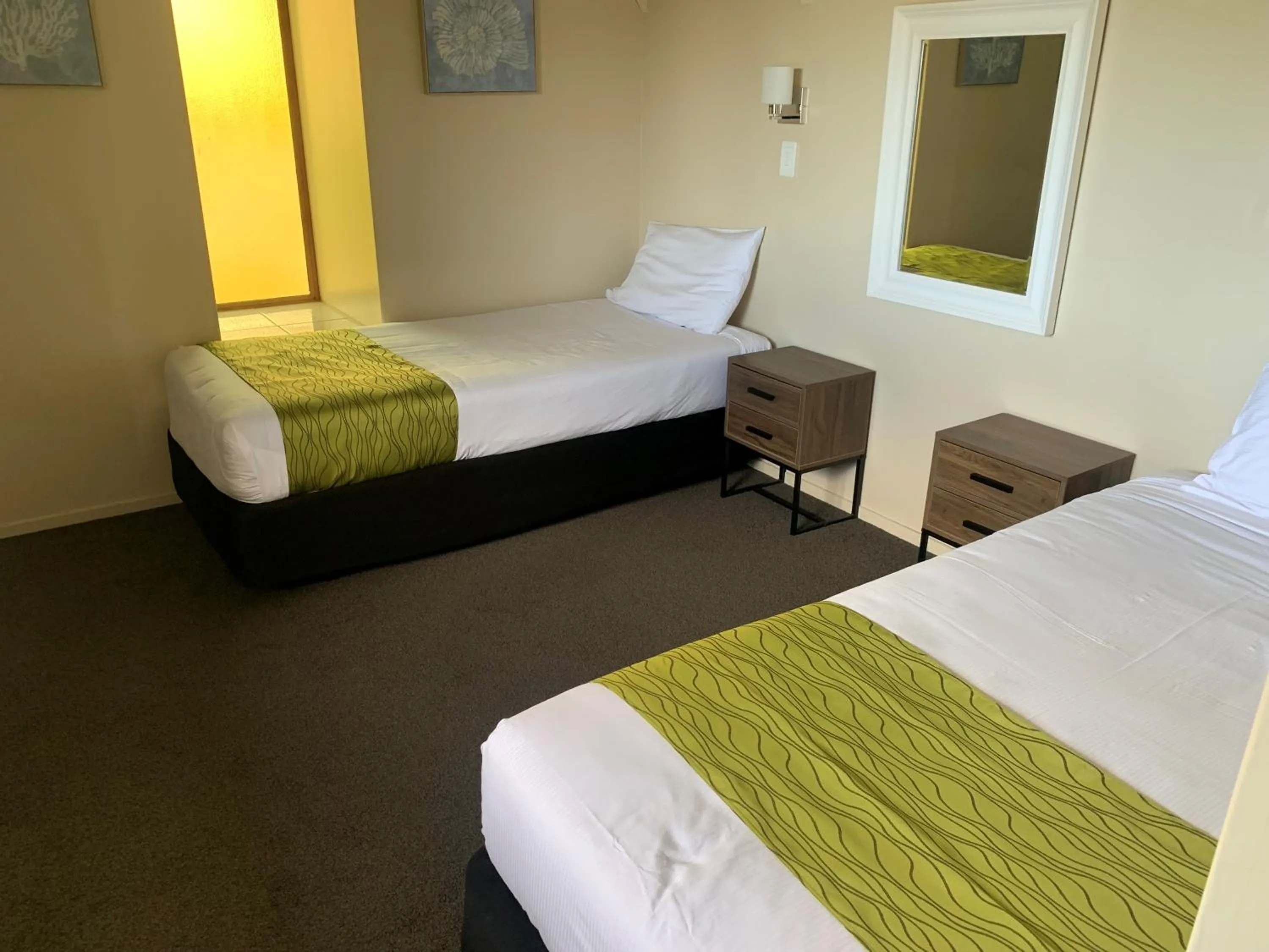 Bedroom, Bed in Admirals Motor Inn