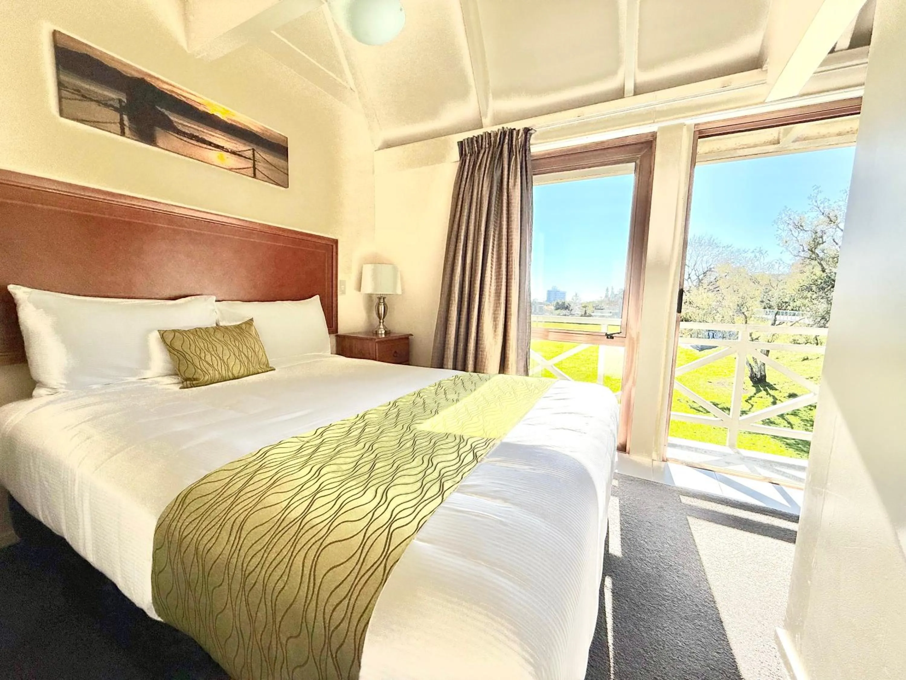 Bed in Admirals Motor Inn