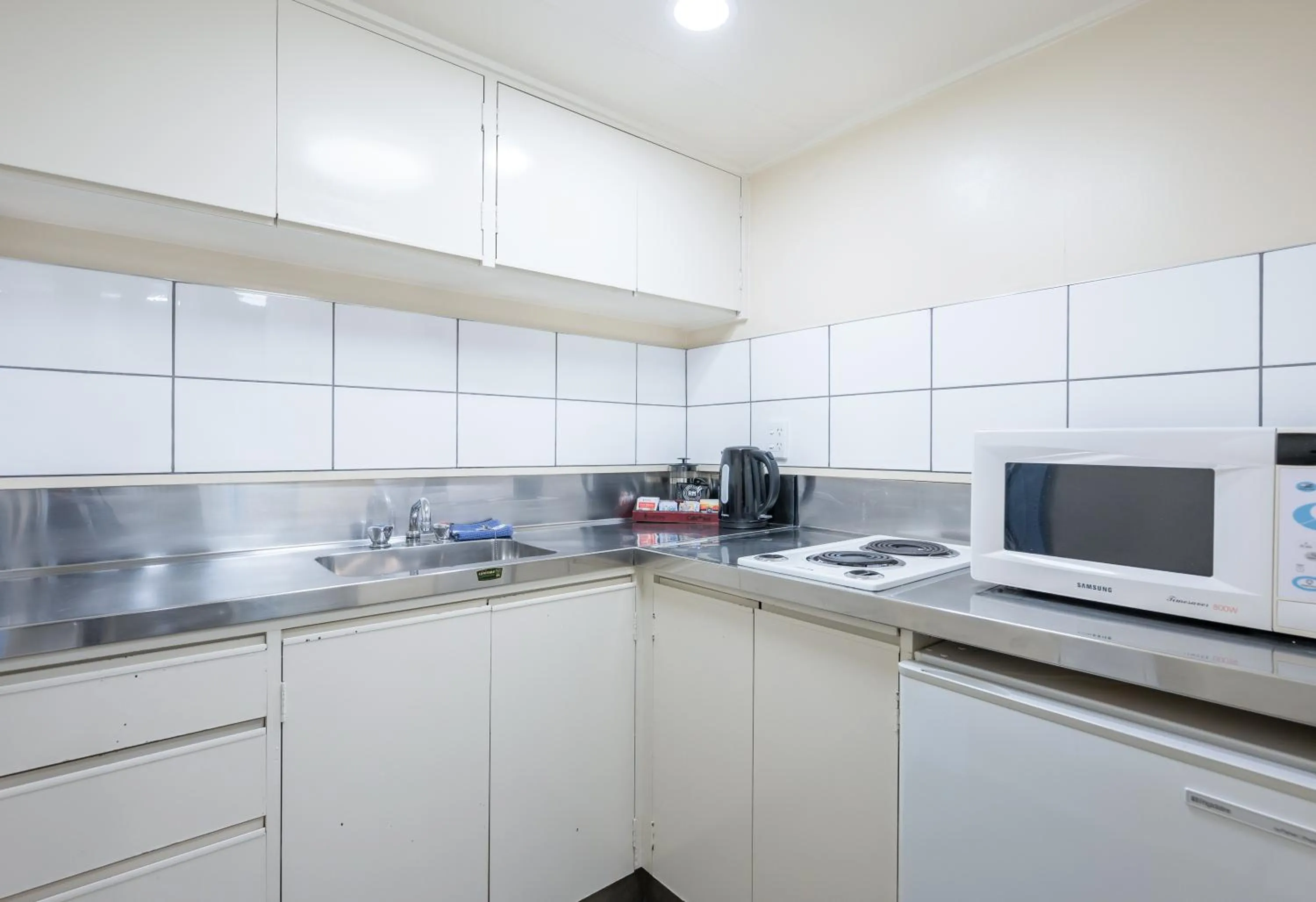 kitchen in Admirals Motor Inn