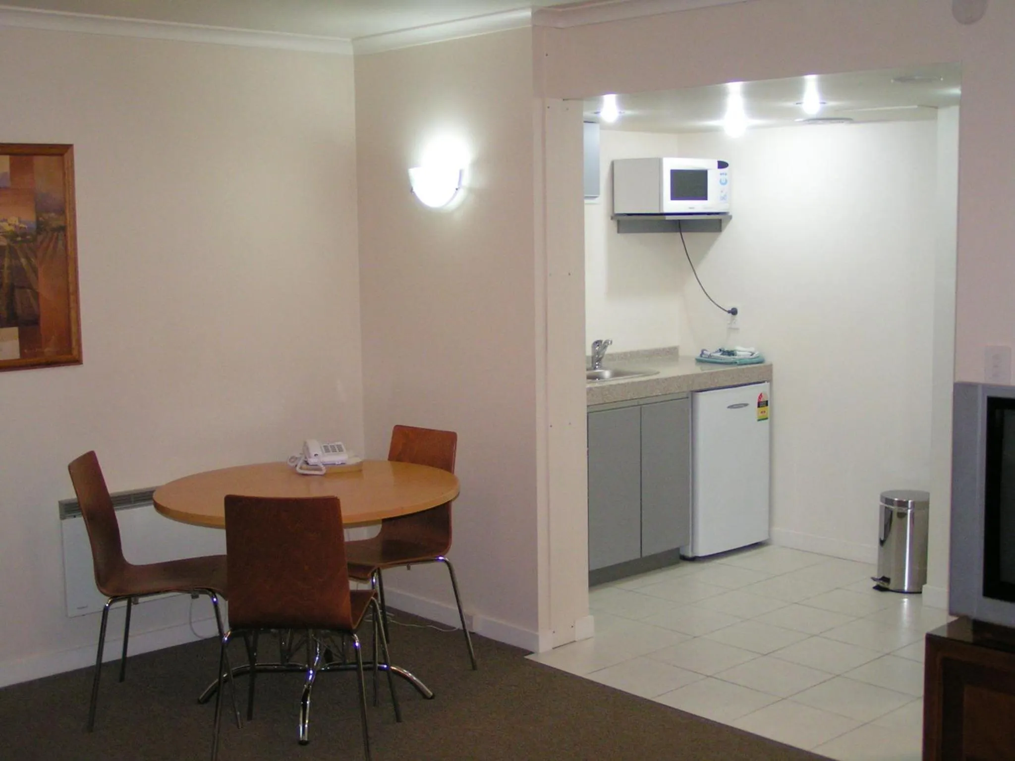 Kitchen or kitchenette in Admirals Motor Inn