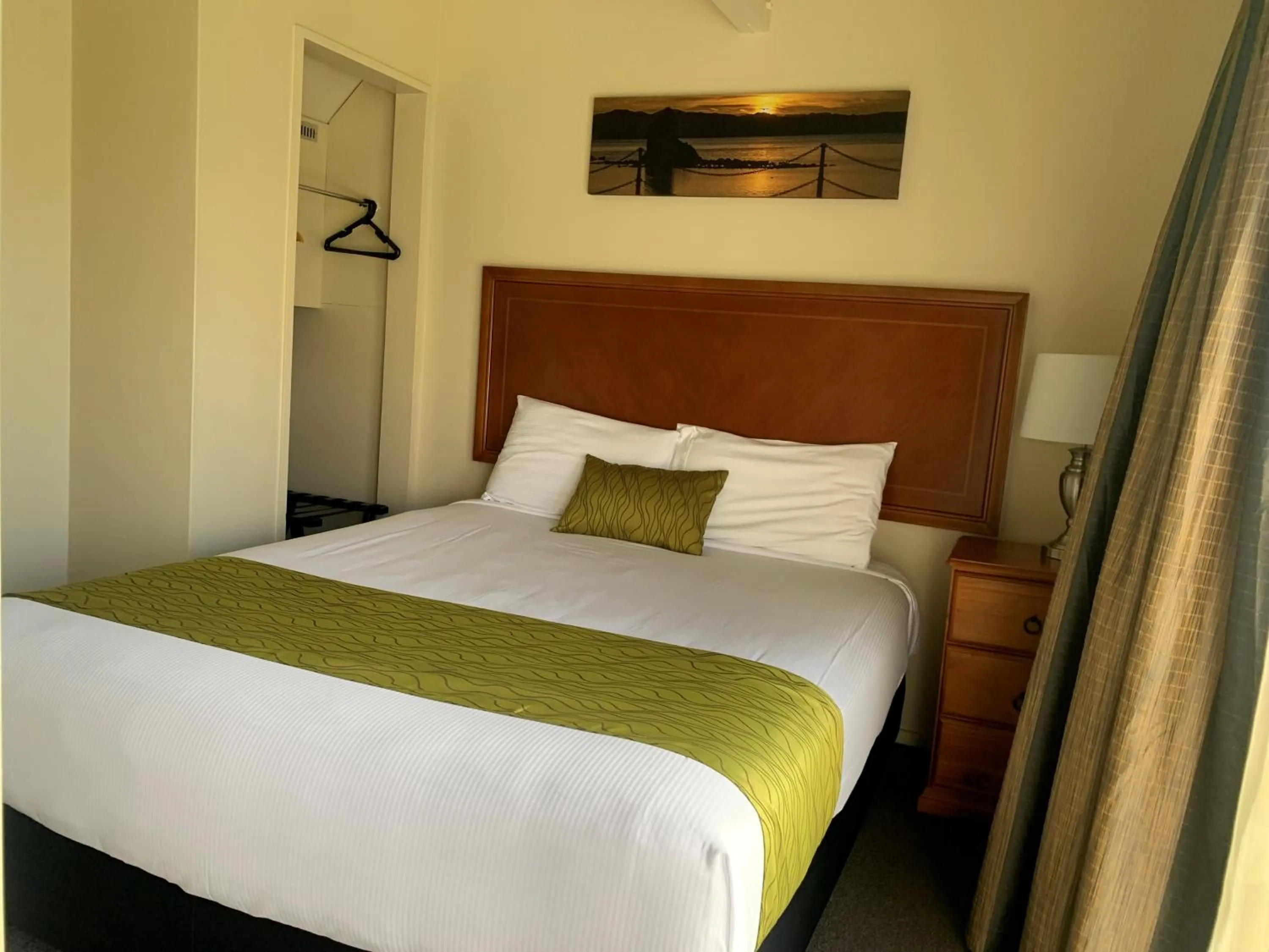 Bedroom, Bed in Admirals Motor Inn