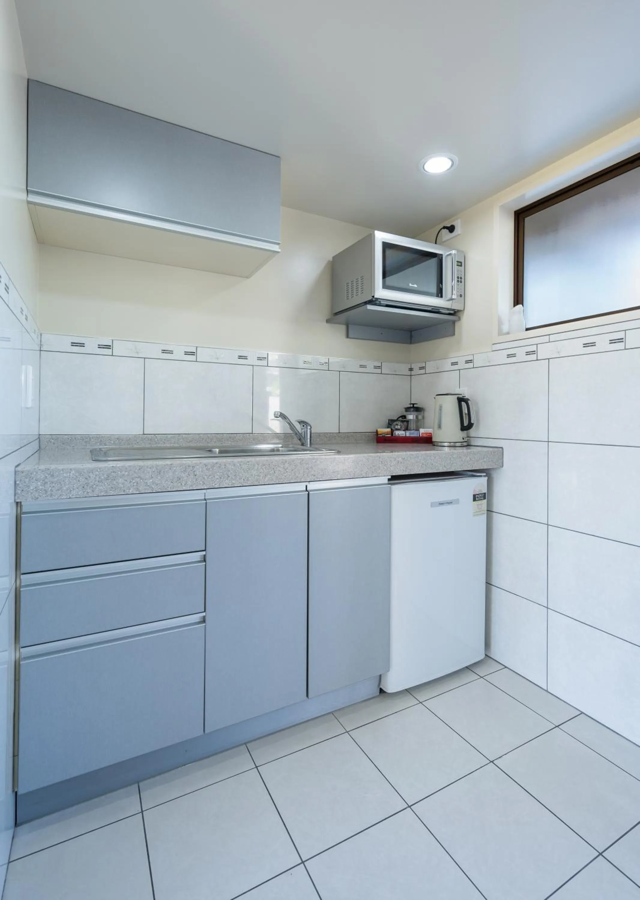 Kitchen or kitchenette in Admirals Motor Inn