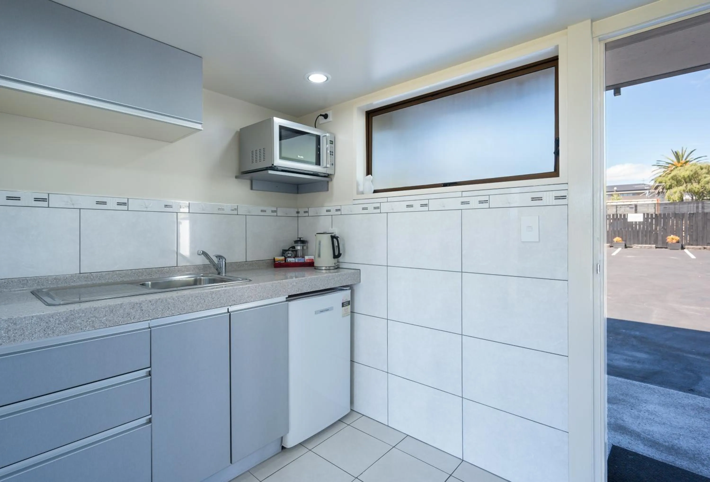 Kitchen or kitchenette in Admirals Motor Inn