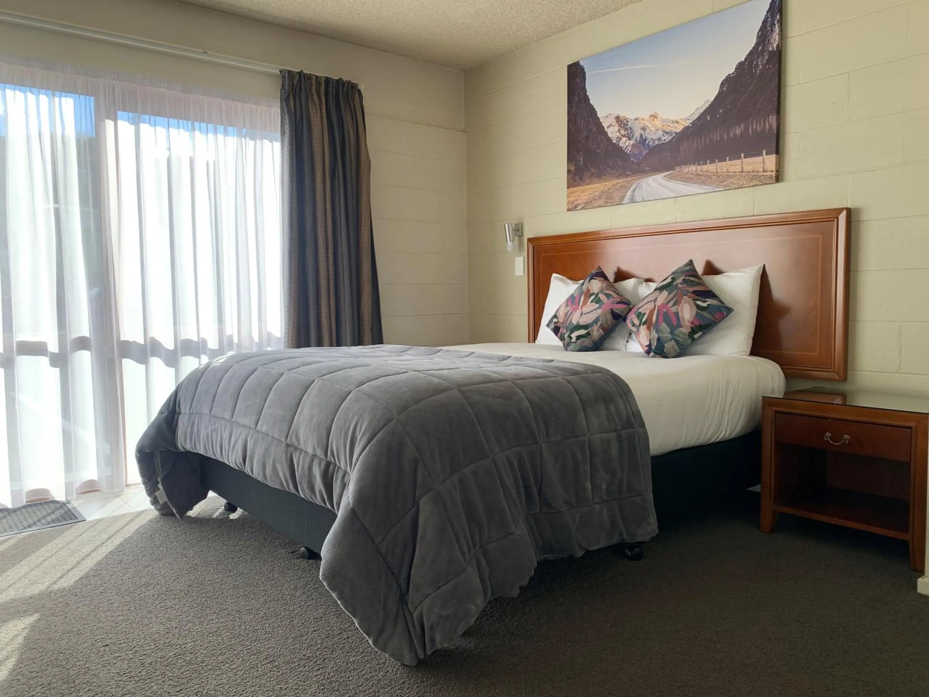 Bedroom, Bed in Admirals Motor Inn