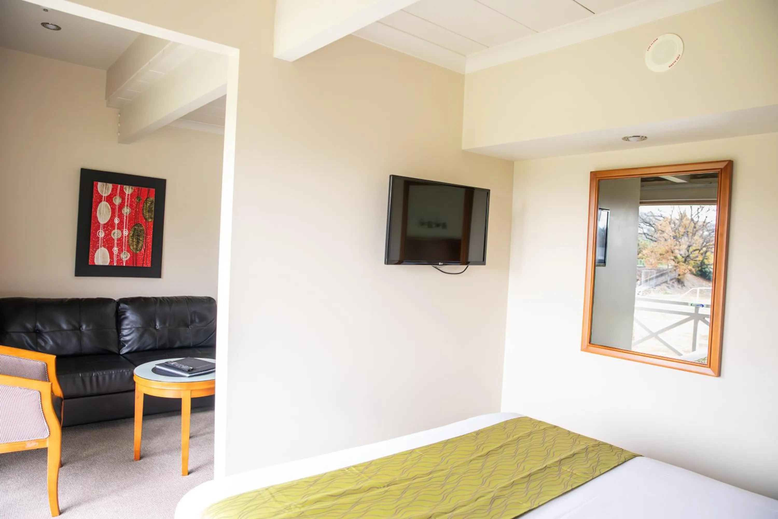 Bed in Admirals Motor Inn