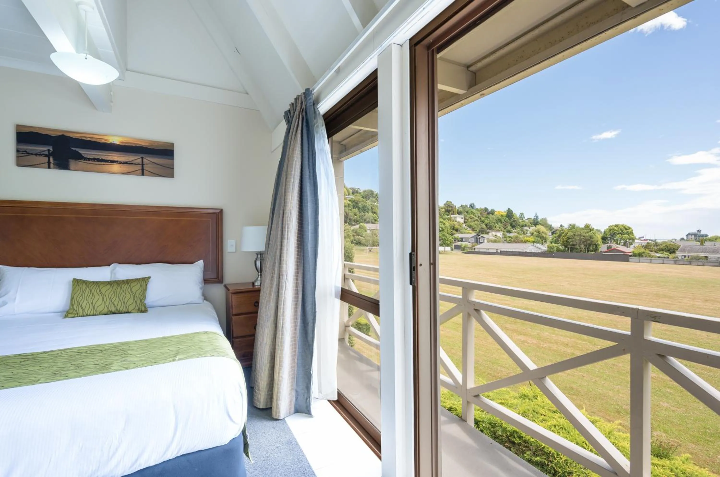 Bed in Admirals Motor Inn