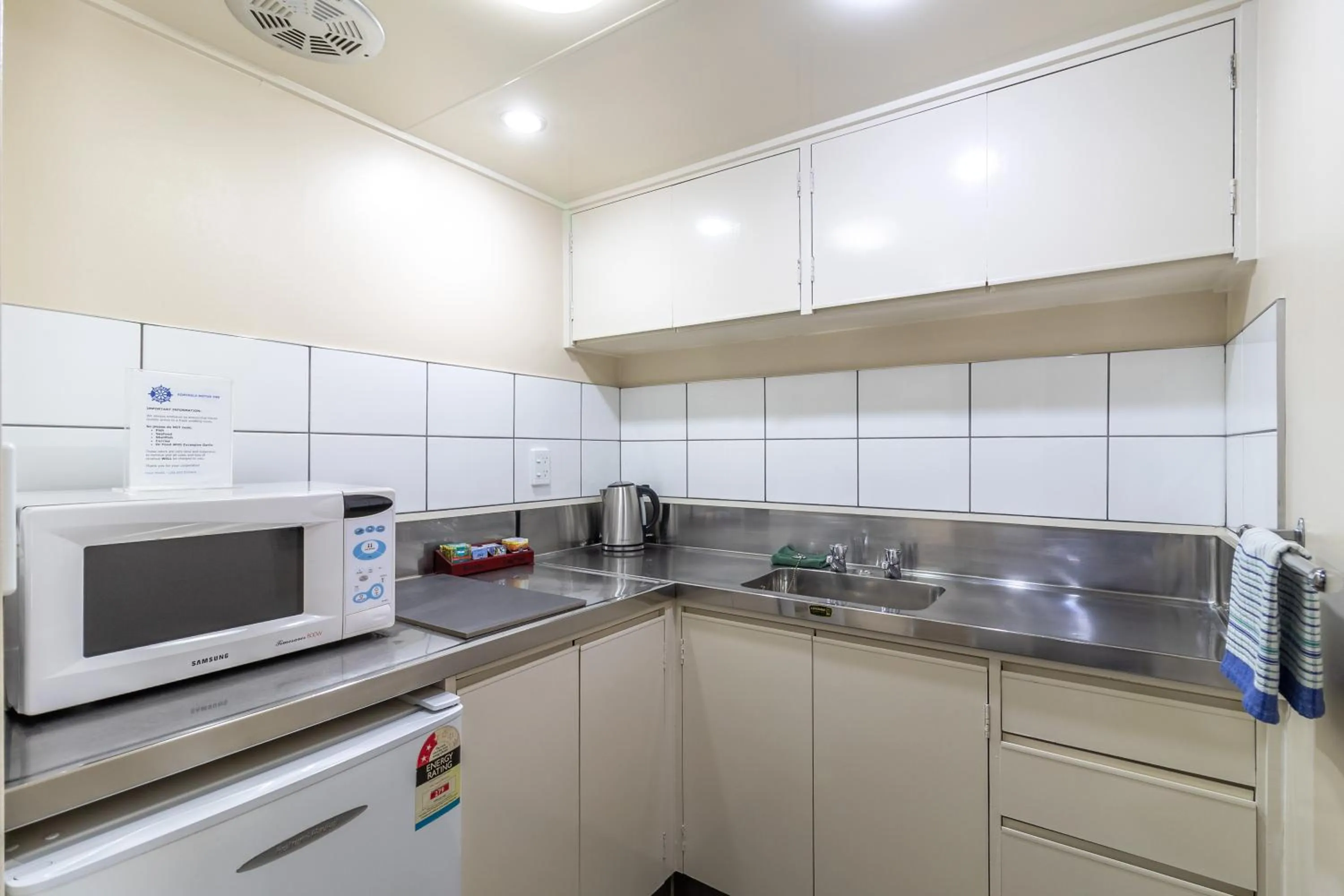 Kitchen or kitchenette in Admirals Motor Inn