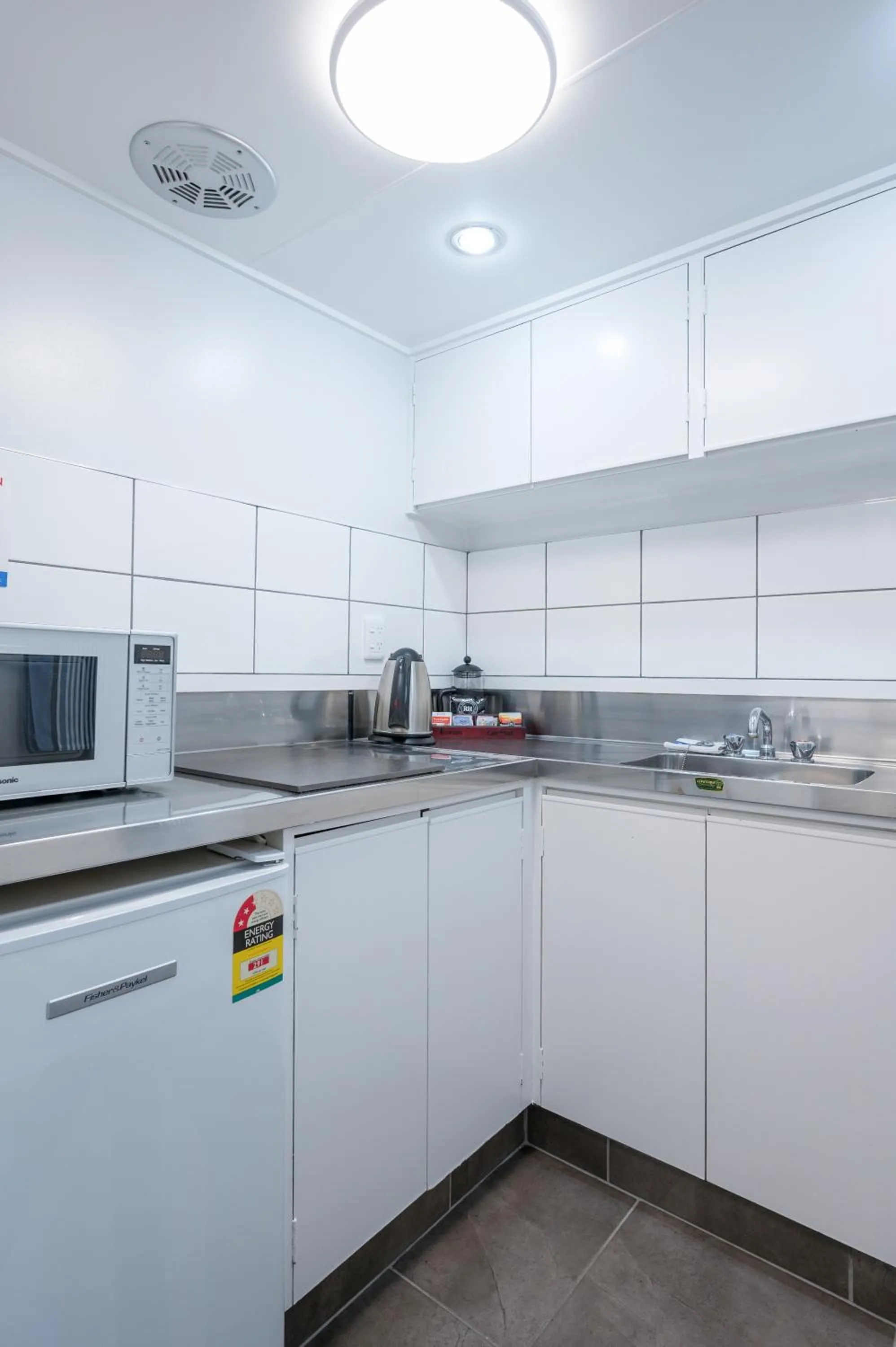 Kitchen or kitchenette in Admirals Motor Inn